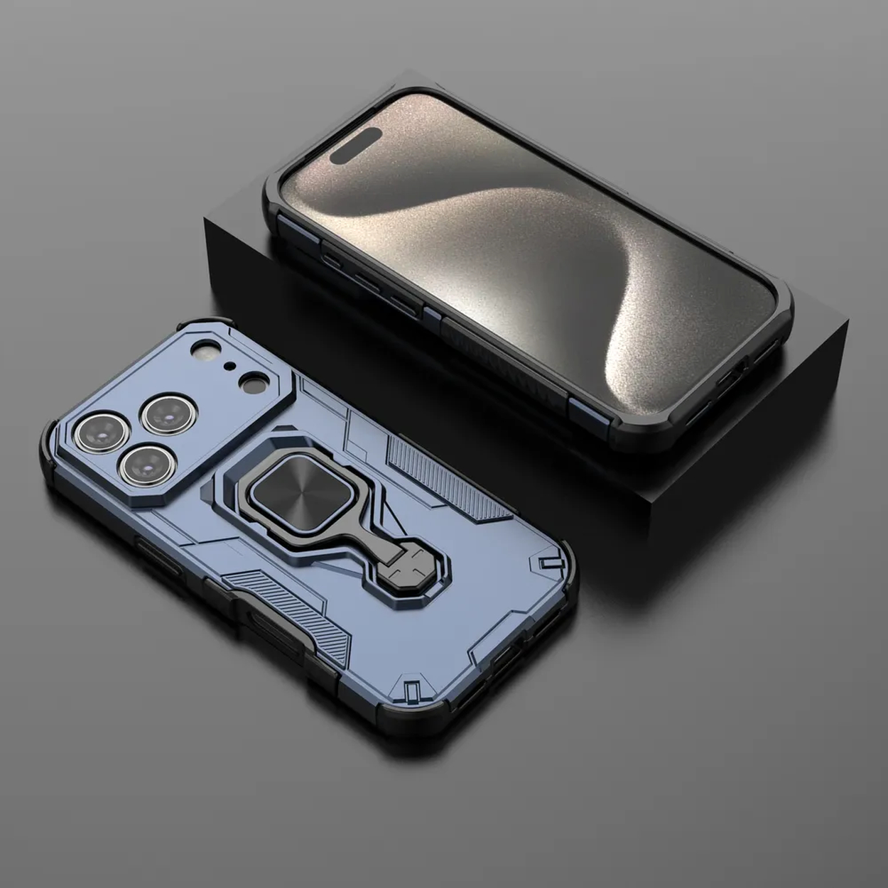 Twee telefoonhoesjes. Eén staat op een zwarte standaard. Beide zijn blauw en zwart. De hoesjes hebben camera-uitsparingen en ringhouders.