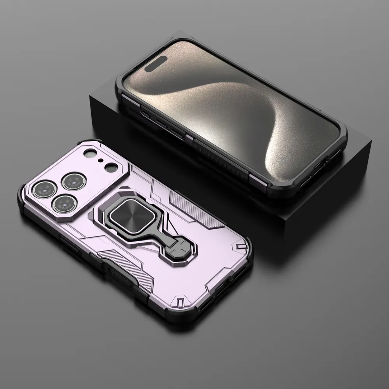 Twee telefoonhoesjes. Eén op een zwart blok, de andere plat. Beide zijn zwart en paars, met camera-uitsparingen en ringhouders.
