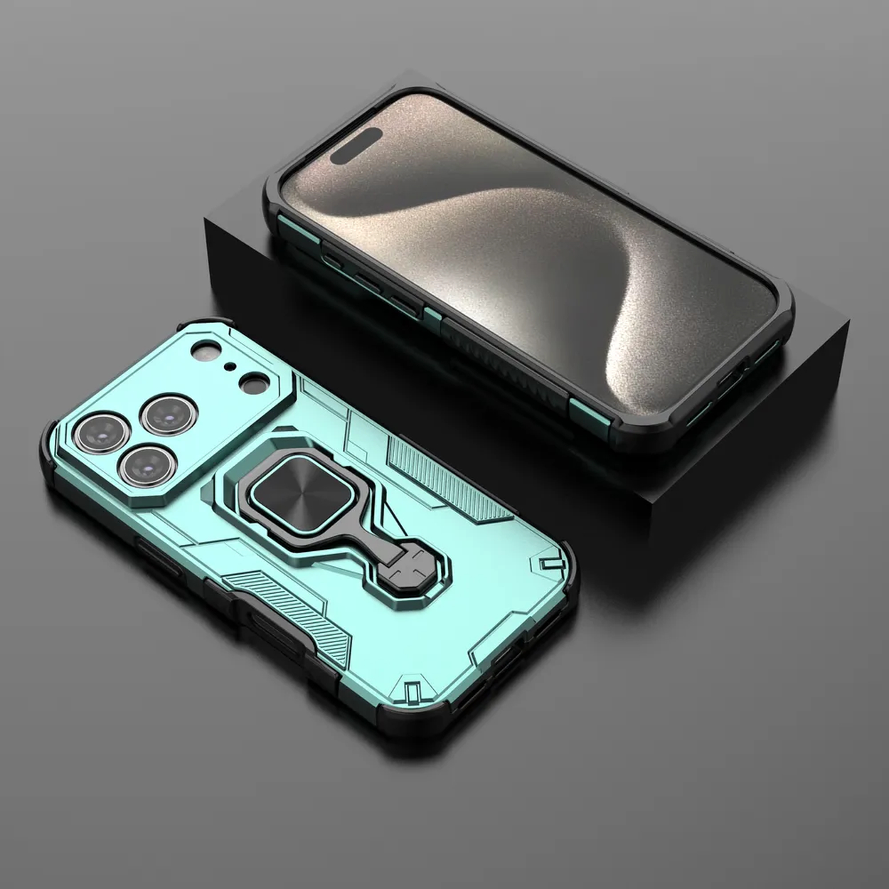 Twee telefoonhoesjes. Eén ligt op een zwart blok. De onderste hoes is zeegroen met zwarte randen. De bovenste hoes is zwart.