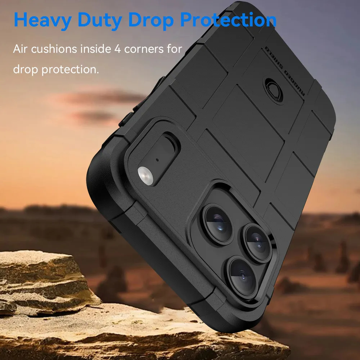 Zwarte telefoonhoes met drie cameralenzen. De hoes is gestructureerd en heeft het opschrift 'Rugged Shield'. Achtergrond heeft rotsen en zonsondergang.