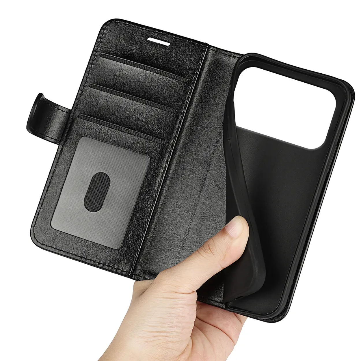 Un étui de téléphone en cuir noir est ouvert, montrant des emplacements pour cartes, une fenêtre d'identification transparente et le support de téléphone. Une main tient le support.