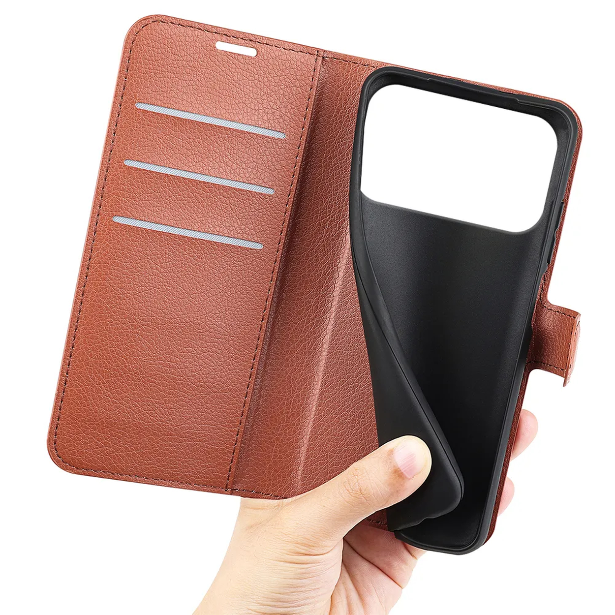 Een bruine leren telefoonhoes wordt opengehouden en toont een zwart interieur. Hand houdt de telefoonhoes vast.