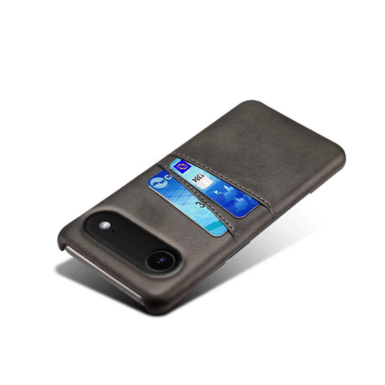 Een grijze telefoonhoes met creditcards in een vakje ligt op een wit oppervlak. De telefoon heeft een cameralens.