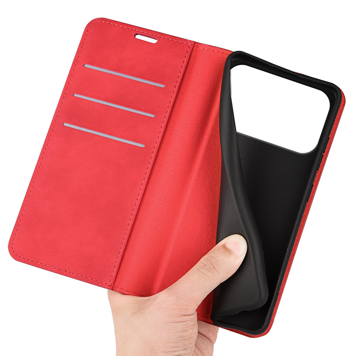 Un étui de téléphone rouge est maintenu ouvert, révélant un intérieur noir. L'étui a des fentes pour cartes. Une main tient l'étui.