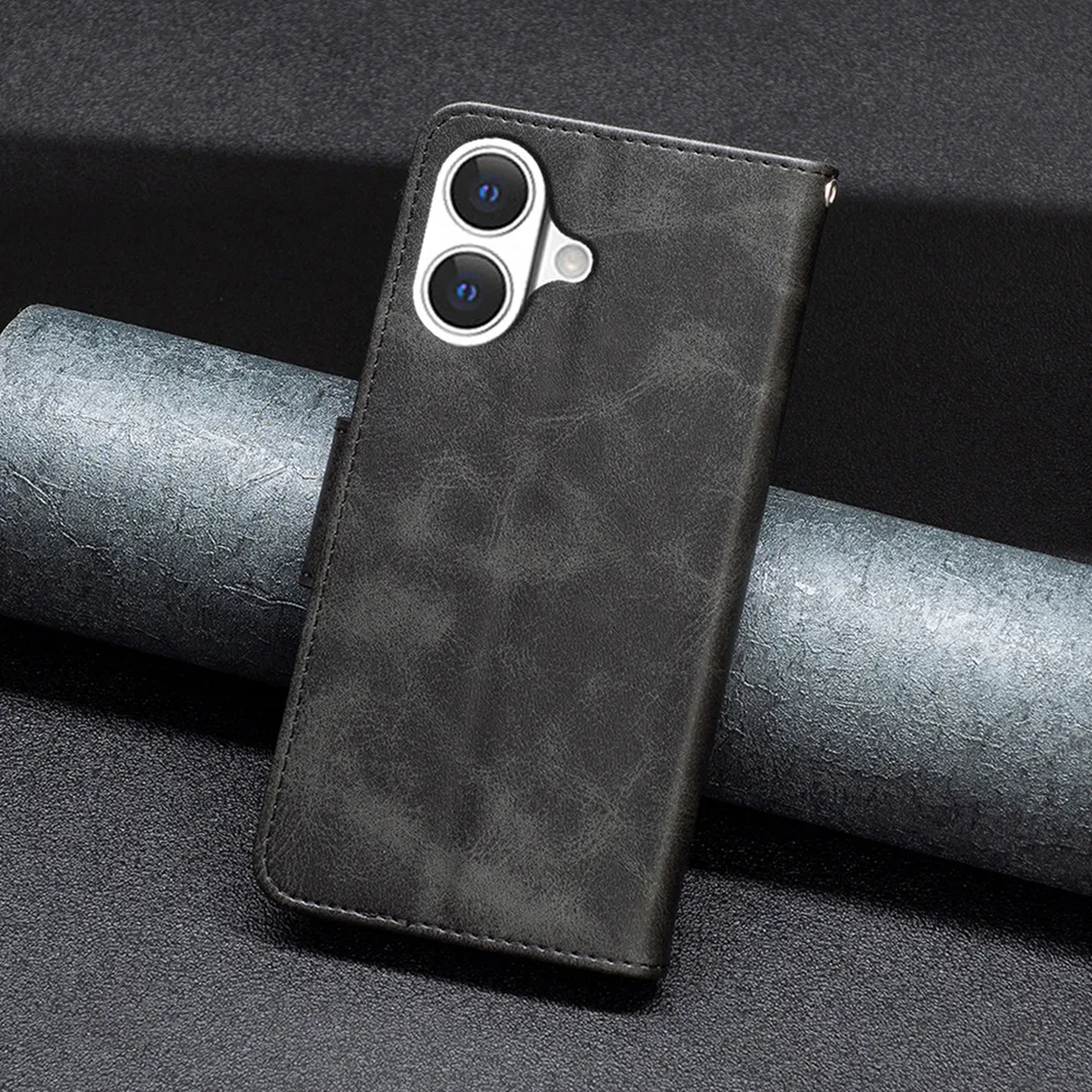 Een donkergrijze telefoonhoes met twee cameralenzen. Het rust op een textuur met een opgerolde achtergrond.