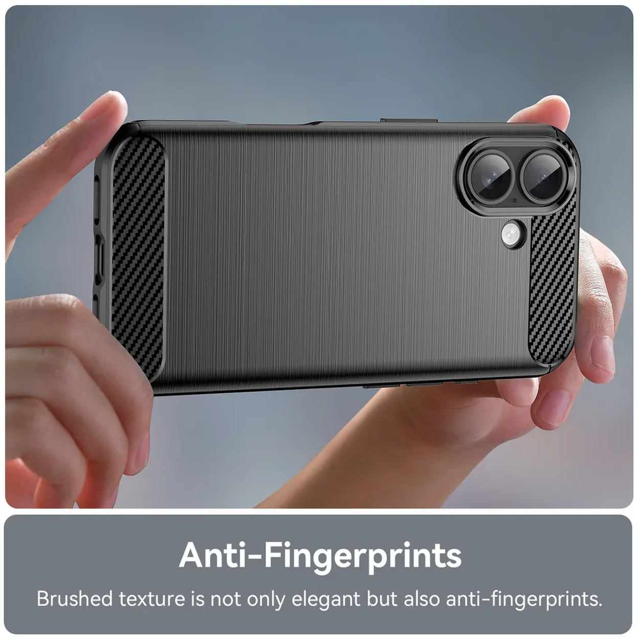 Handen die een telefoonhoes vasthouden. De hoes is donkergrijs met een getextureerde achterkant, zwarte koolstofvezel zijkanten en dubbele lenzen.