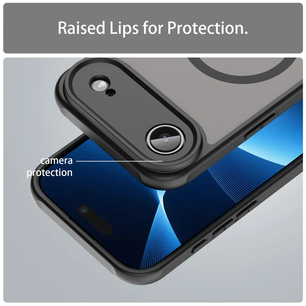 Een zwarte telefoonhoes met verhoogde randen voor camerabescherming. De hoes ligt op een telefoon met een blauw scherm. De achtergrond is wit.