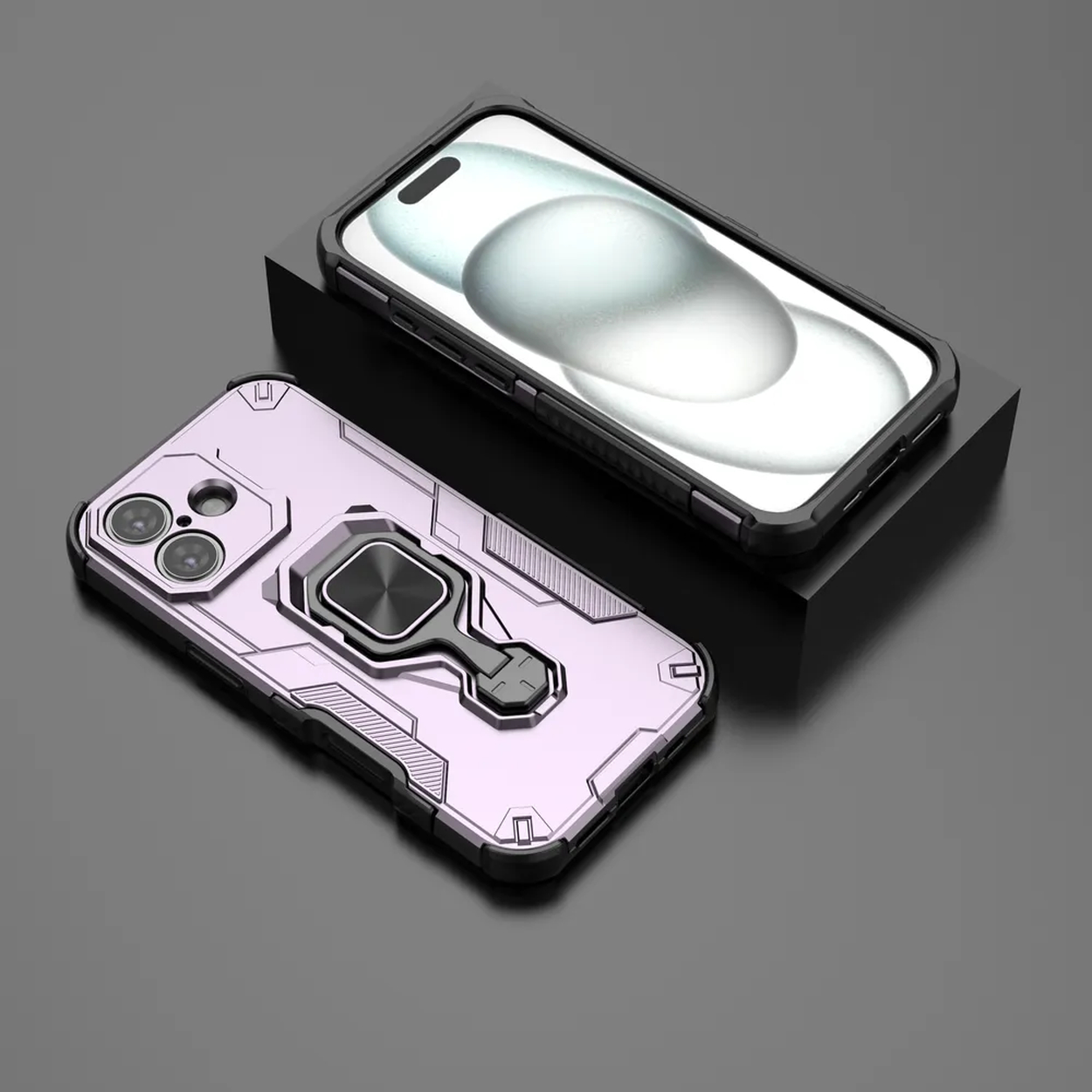 Twee telefoonhoesjes. Eén roze met een ringhouder, de andere zwart. Beide op een donker oppervlak met een donkere achtergrond.