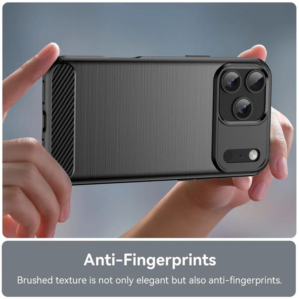 Une personne tient une coque de téléphone gris foncé avec motif fibre de carbone et trois lentilles. Texte : Anti-traces.