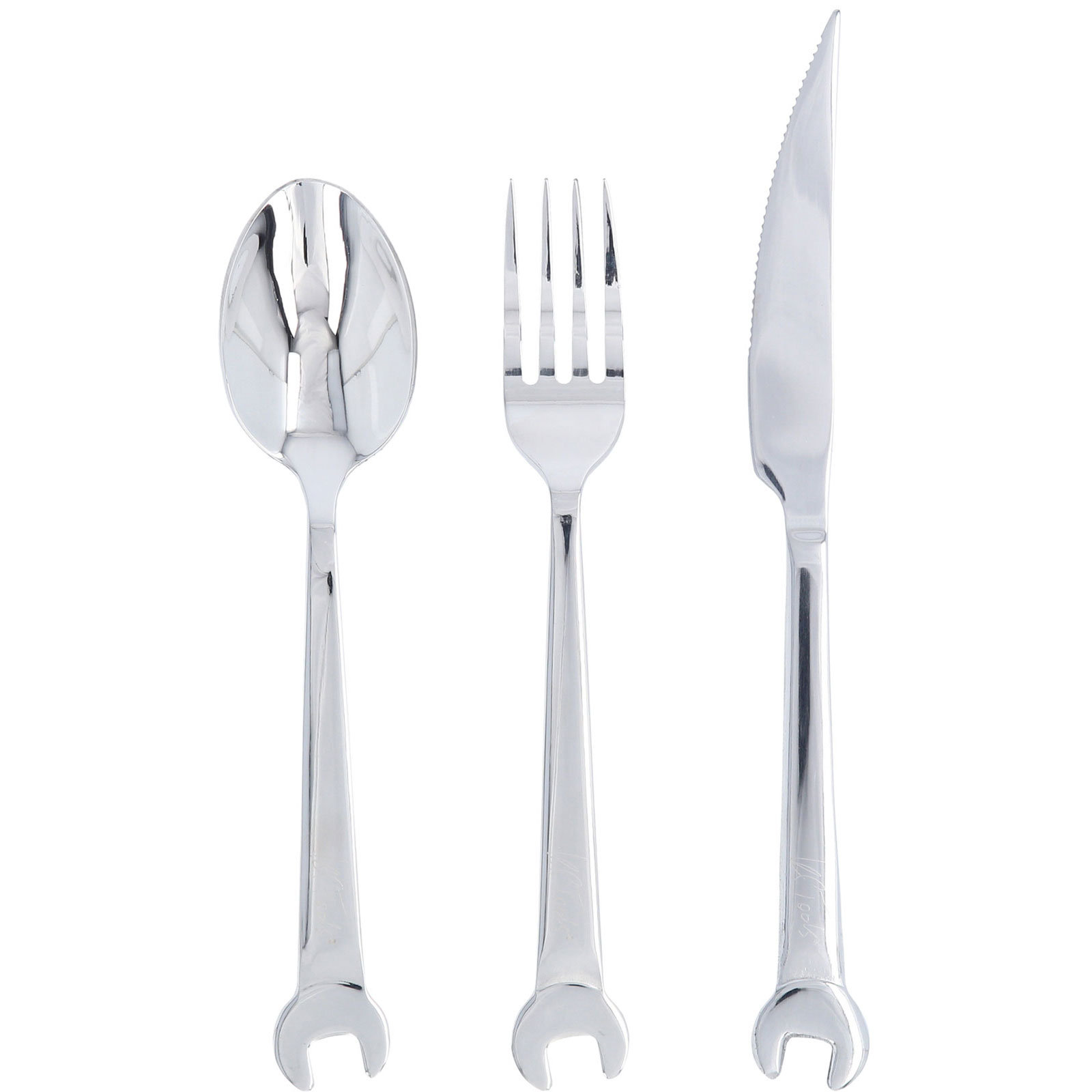 Set di cucchiaio, forchetta e coltello argentati su sfondo bianco. Ogni utensile ha un manico a forma di chiave inglese.