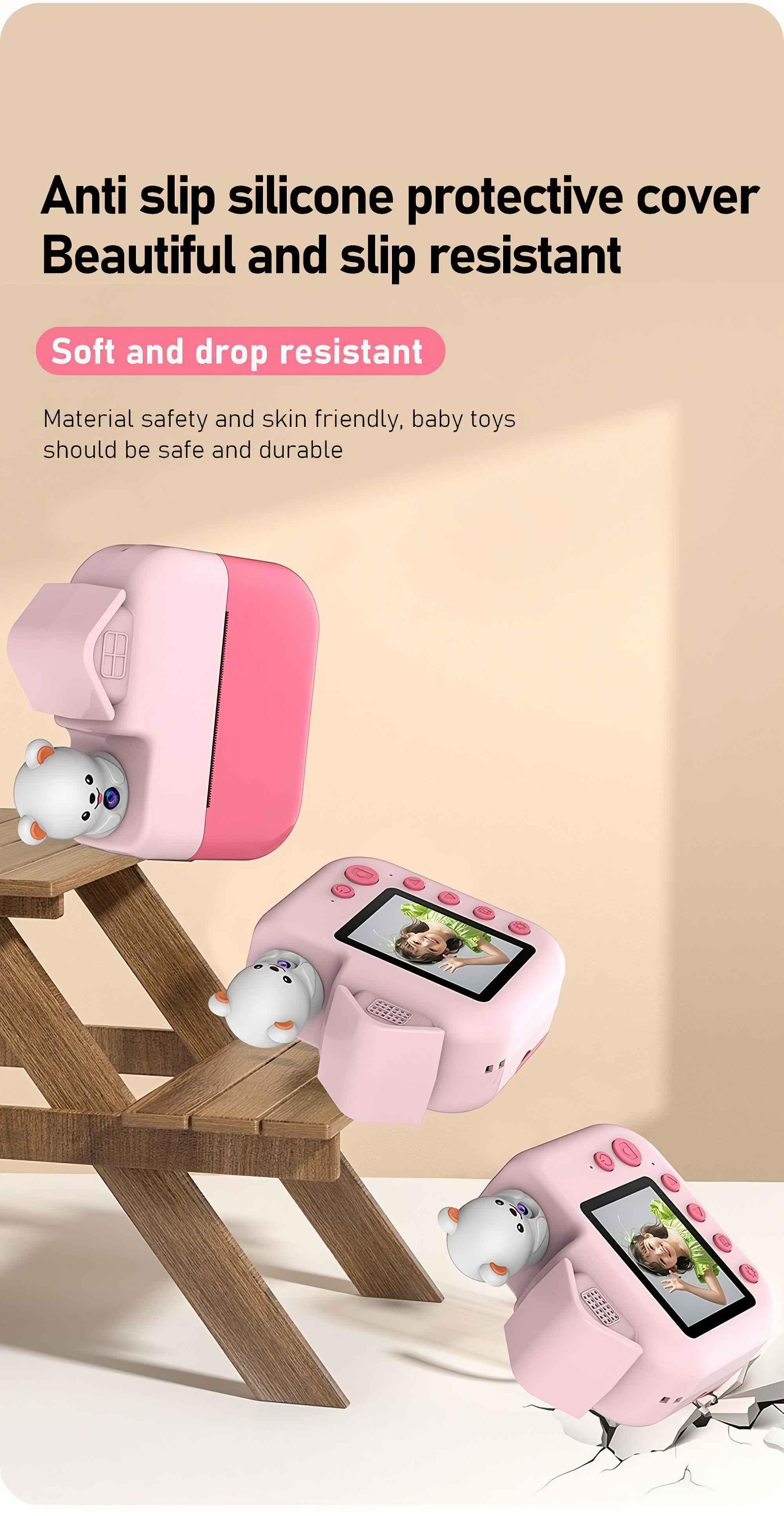 Rosa Spielzeugkameras mit bärenförmigen Objektivabdeckungen stehen auf einem Holzständer, eine zeigt ein Kinderfoto auf dem Bildschirm.