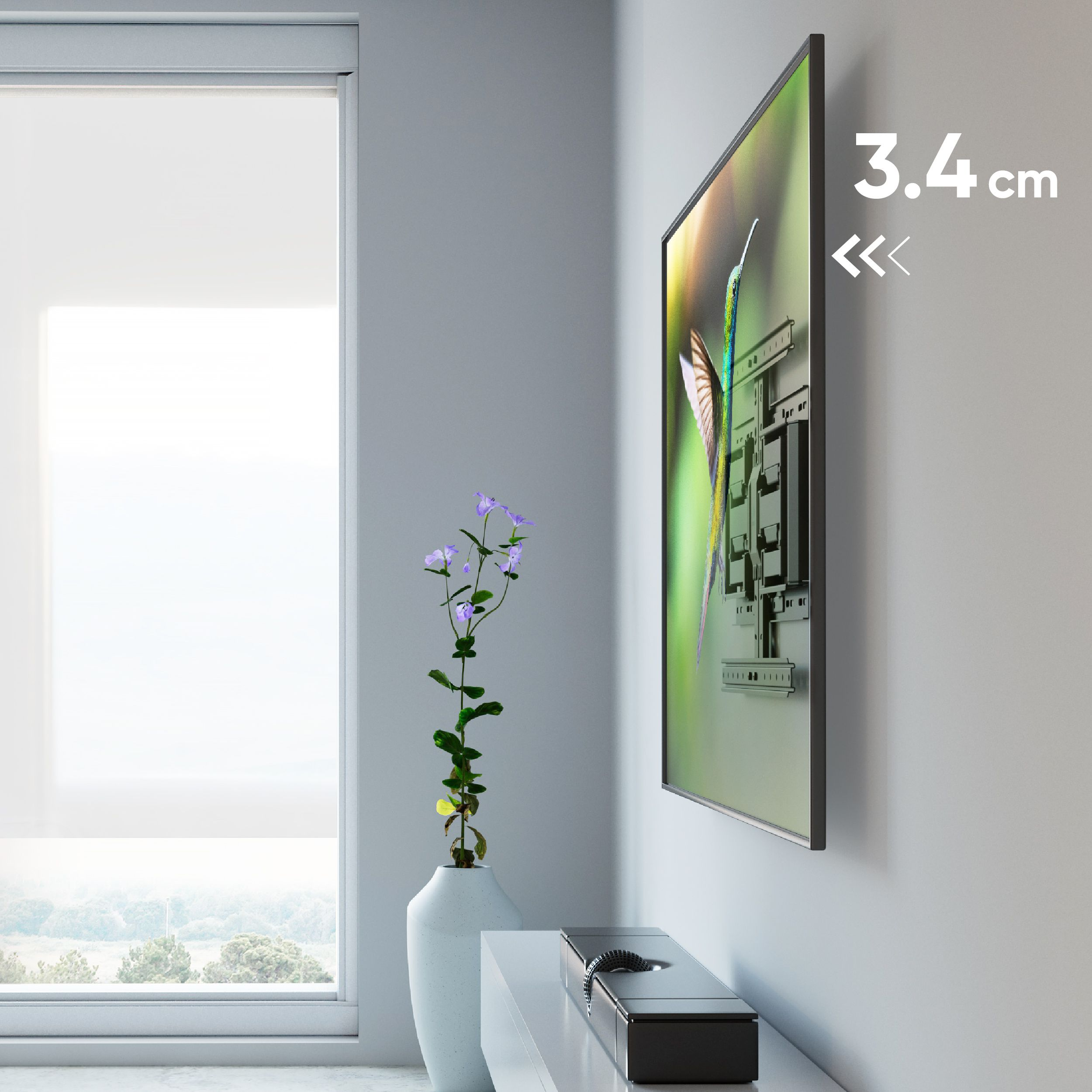 Telewizor zamontowany na ścianie. Wazon z kwiatami na białym stole. Okno z widokiem po lewej.