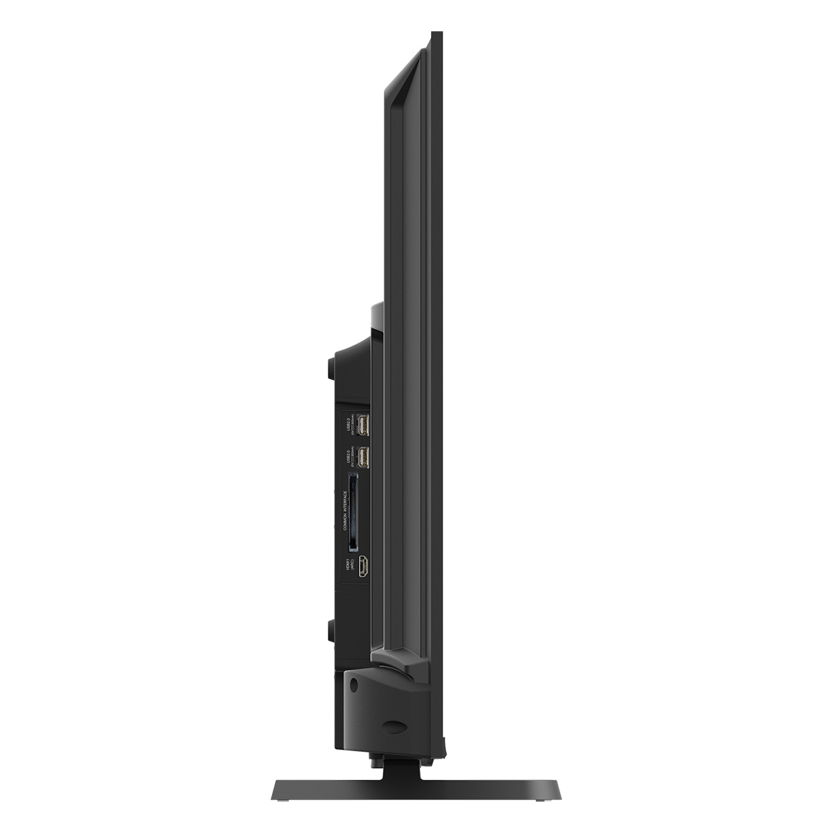 Widok z boku czarnego telewizora z płaskim ekranem. Ma porty z boku i stoi na czarnym stojaku. Tło jest białe.