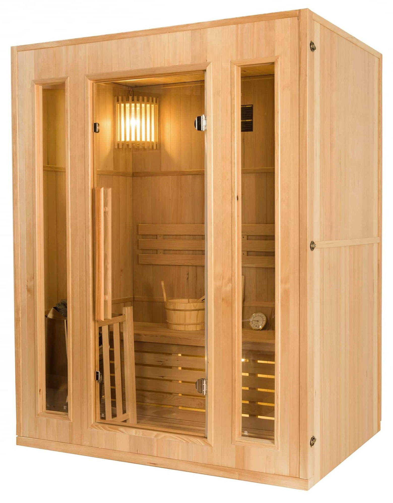 Sauna de madera con puerta y ventanas de vidrio. Dentro hay bancos, un cubo y un termómetro. La luz brilla desde adentro.