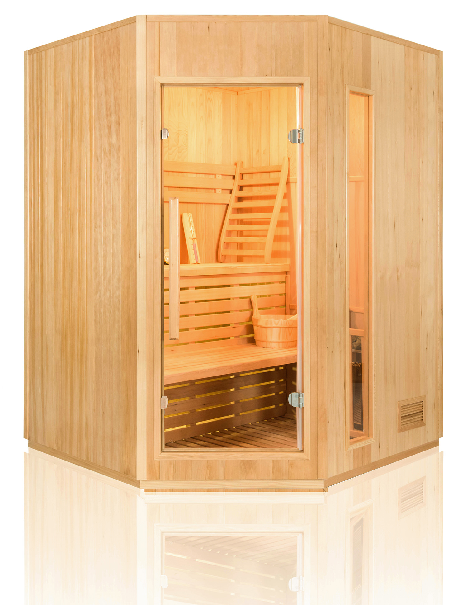 Una sauna de madera con puerta de cristal. En el interior hay bancos de madera, un cubo y una escalera. La sauna está iluminada.