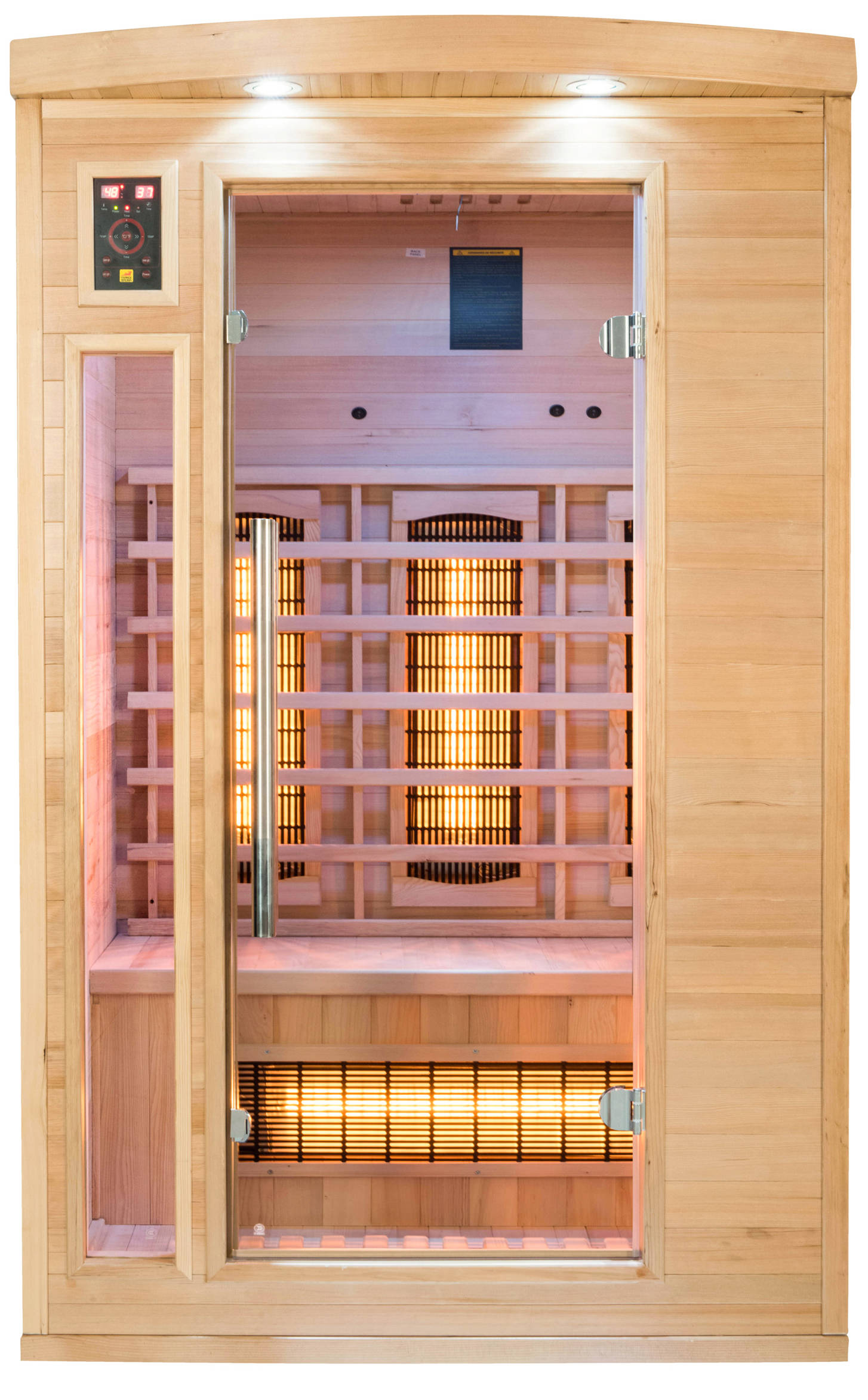 Una sauna de madera con puerta de cristal. En el interior, hay paneles calefactores. Un panel de control está a la izquierda.