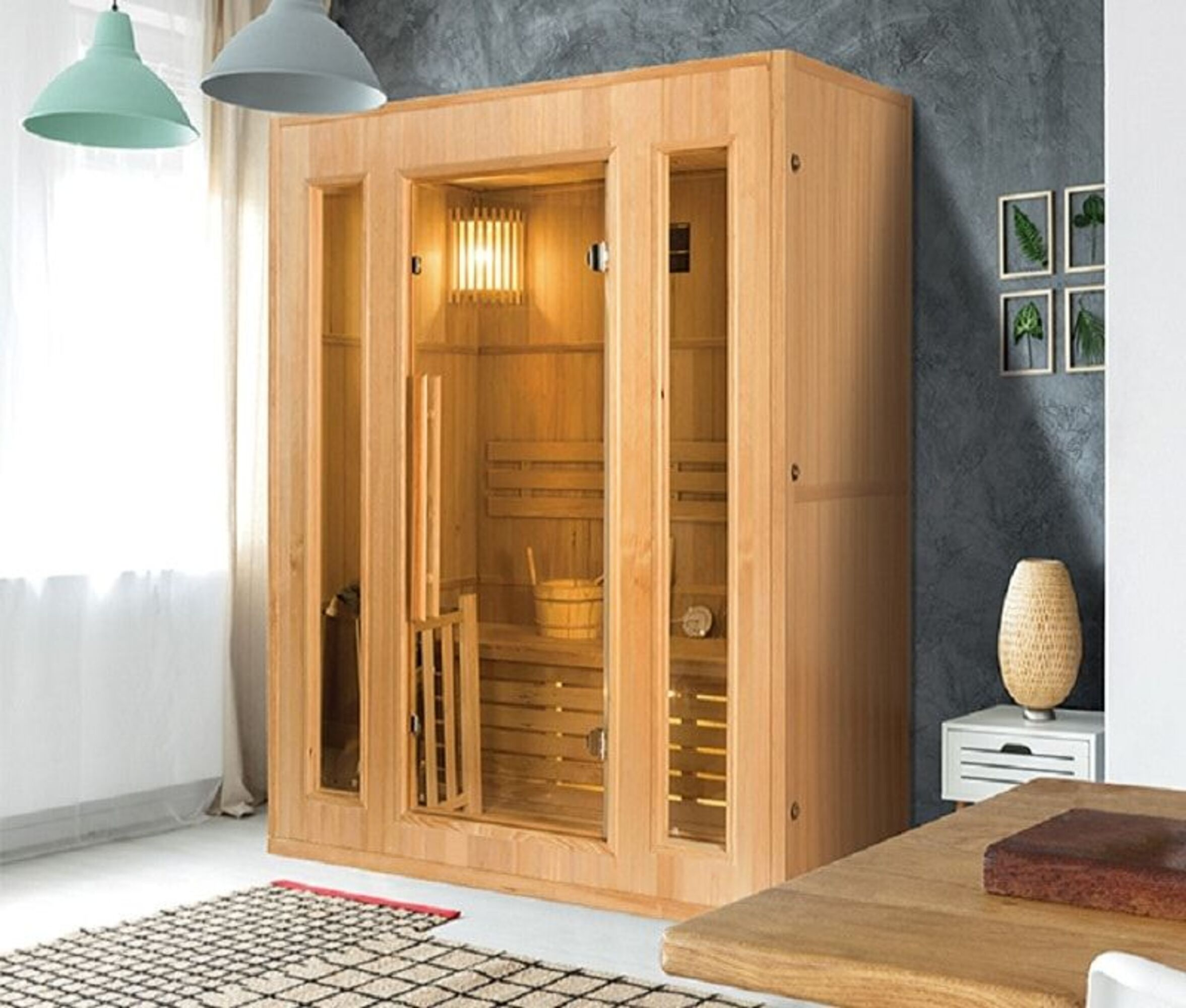 Una sauna de madera con puertas de vidrio. Dentro hay un cubo, un banco de madera y una luz. Hay una alfombra en el suelo.