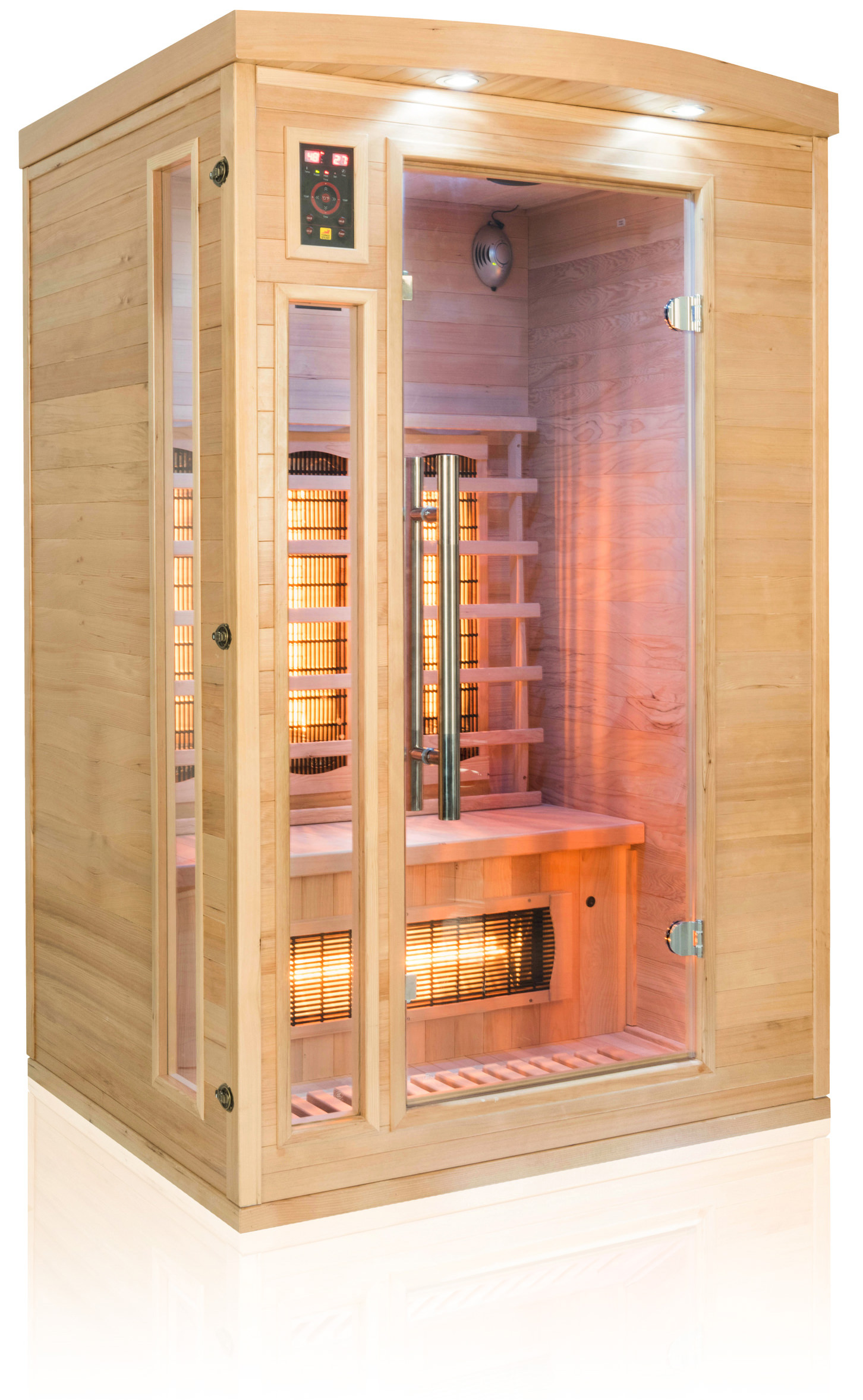 Una sauna de madera con puertas de vidrio. En el interior hay bancos y calentadores infrarrojos. Las luces están encendidas, la madera es clara.