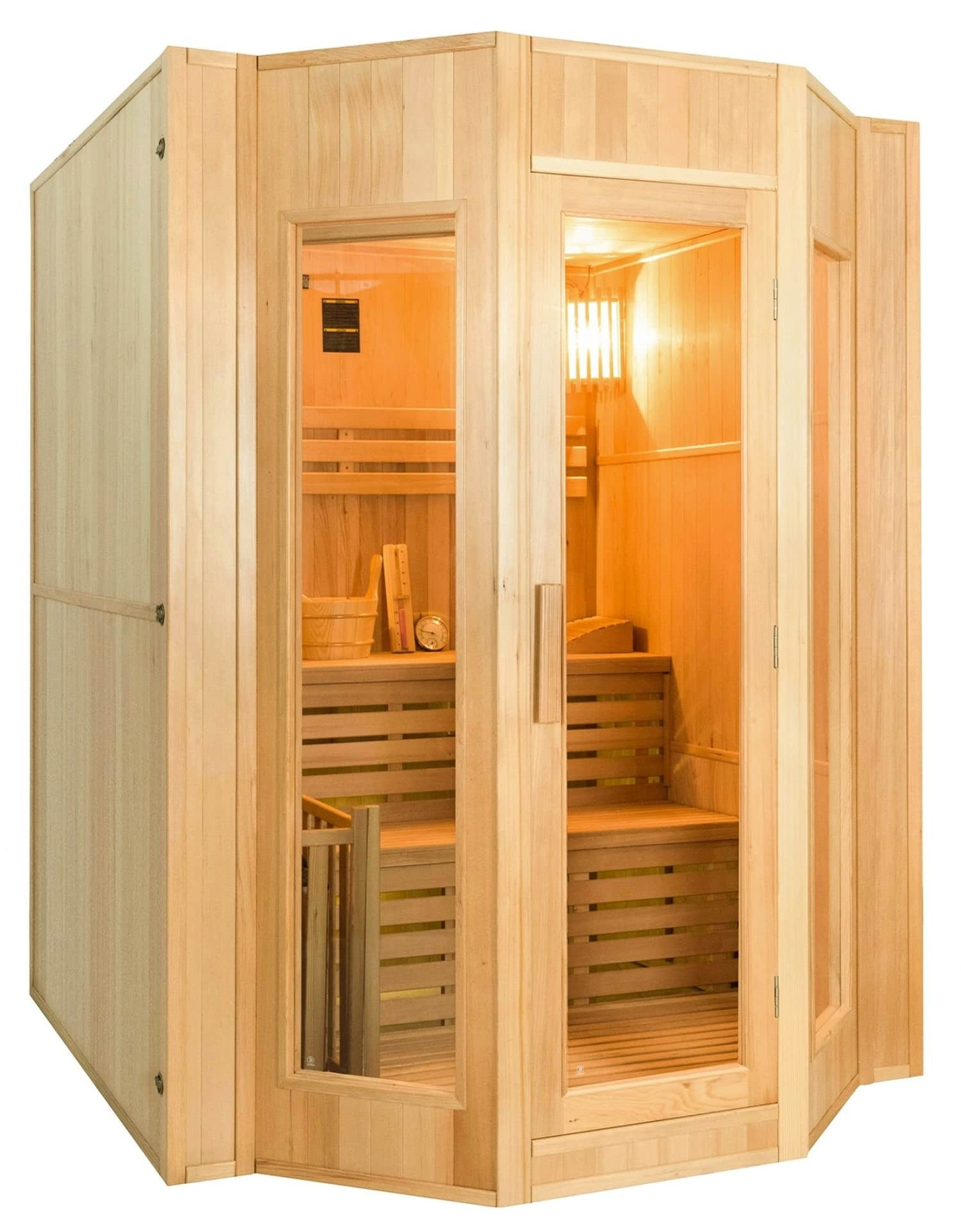 Una sauna de madera con puertas de cristal. Dentro hay bancos, un cubo y un termómetro. La luz cálida ilumina el interior.