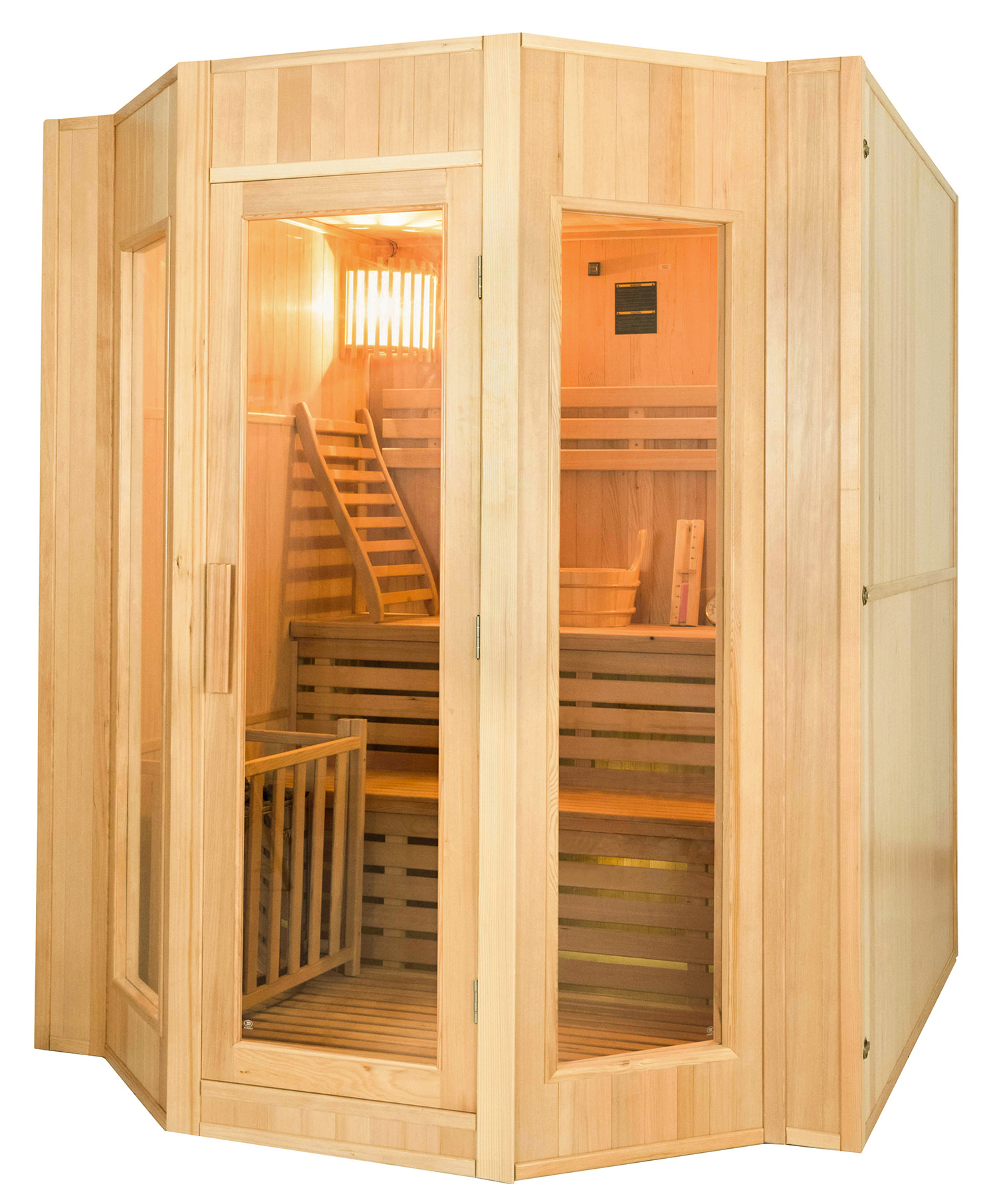 Una sauna de madera con puertas de vidrio. En el interior hay bancos de madera, una escalera y un cubo. La luz cálida brilla.