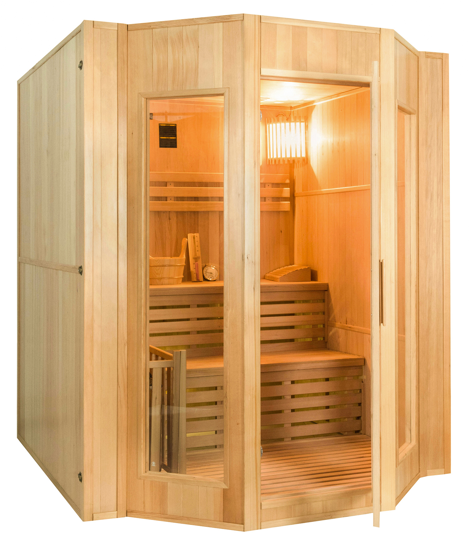 Sauna de madera con bancos, cubo, termómetro y luz. Puerta abierta revela el interior. Madera marrón claro en toda la estructura.