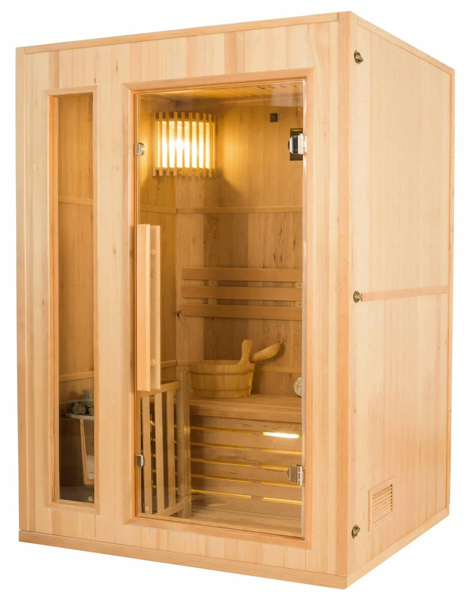 Interior de una sauna de madera. Tiene puerta de cristal, bancos, cubo de madera, lámpara y termómetro.