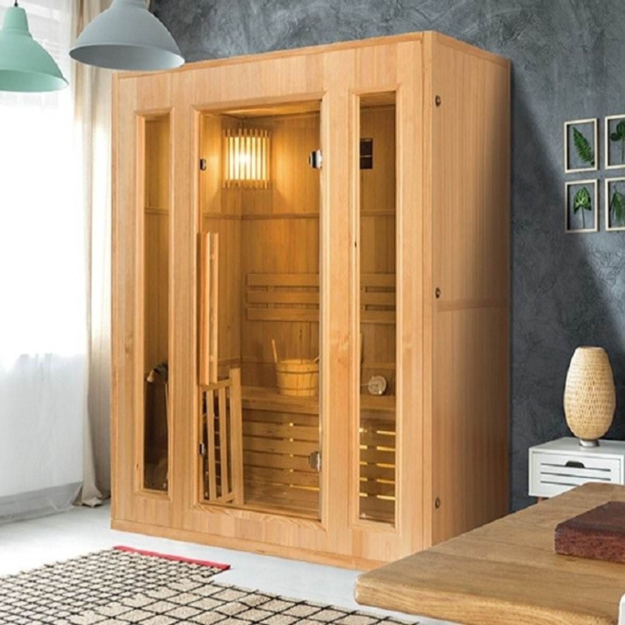 Una sauna de madera con puertas de vidrio. Dentro, hay un banco de madera, un cubo y un pequeño reloj. El fondo es una pared oscura.