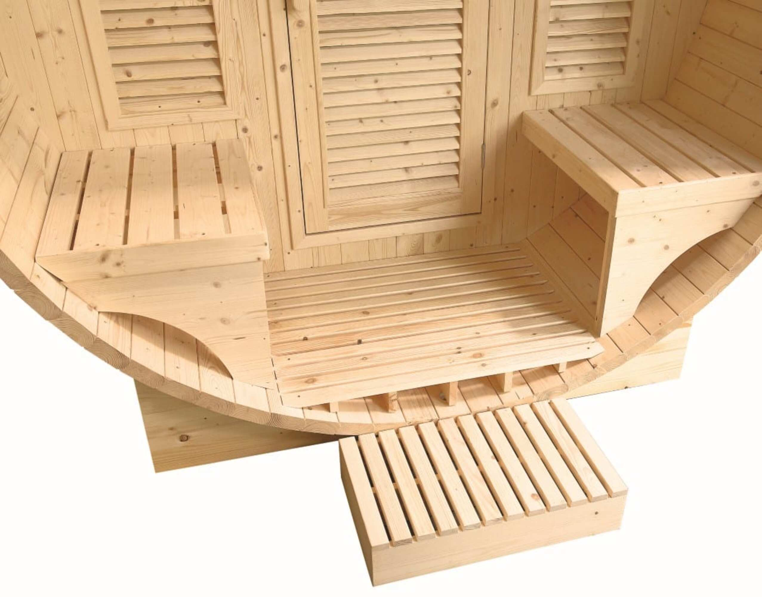 Interior de sauna de madera con bancos, puerta y suelo de listones. Color madera clara, líneas limpias y enfoque en materiales naturales.