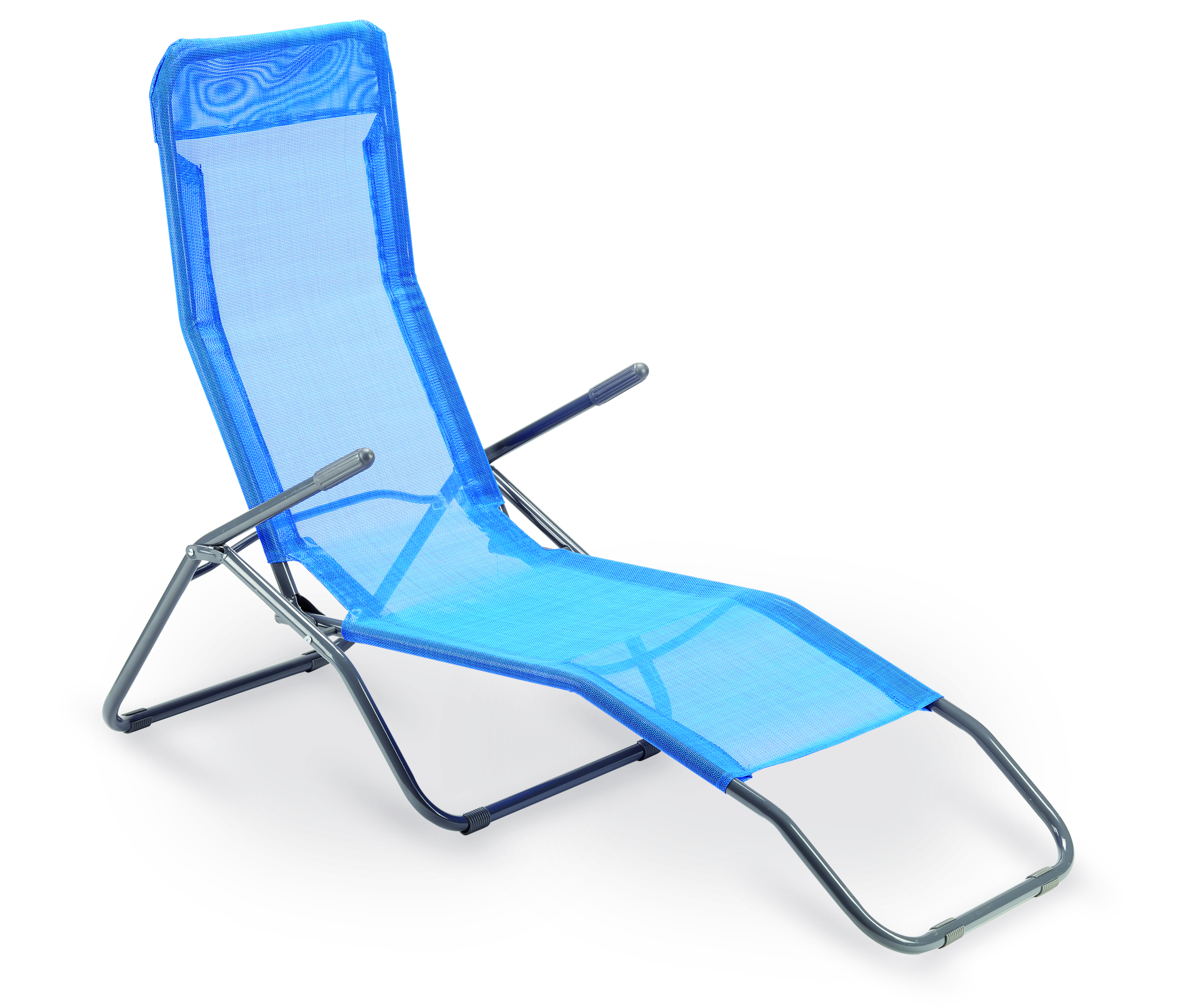 Una sedia a sdraio in rete blu su sfondo bianco. Il telaio è grigio. La sedia è vuota e al sole.