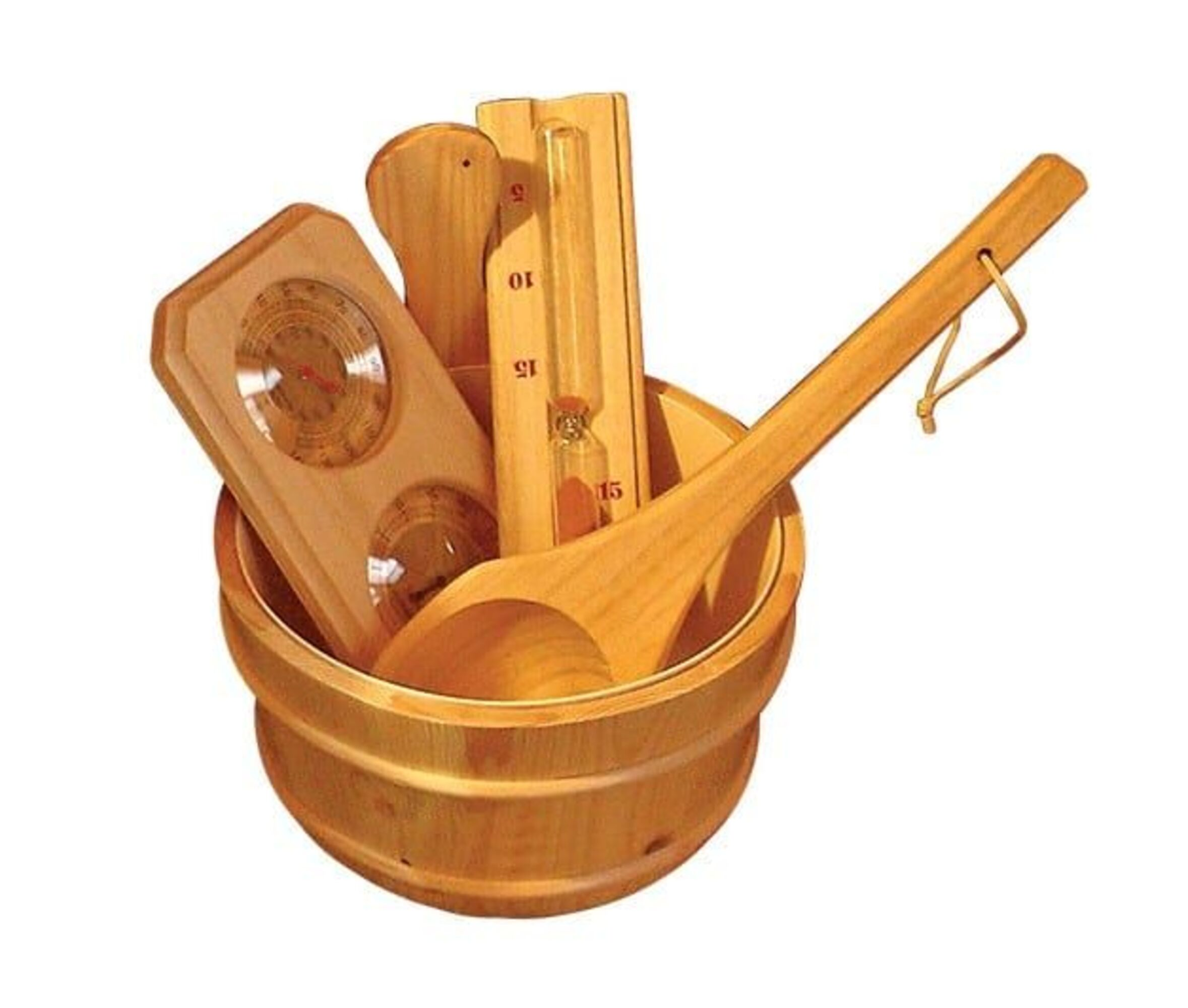 Un juego de sauna de madera incluye un cubo, un cucharón, un termómetro y un reloj de arena. Los artículos son de color marrón claro y están sobre un fondo blanco.