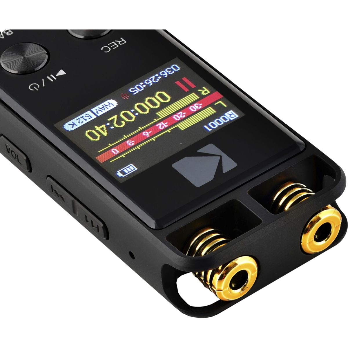 Czarny rejestrator audio pokazujący czas i poziomy nagrywania. Ma złote gniazda wejściowe i ekran.
