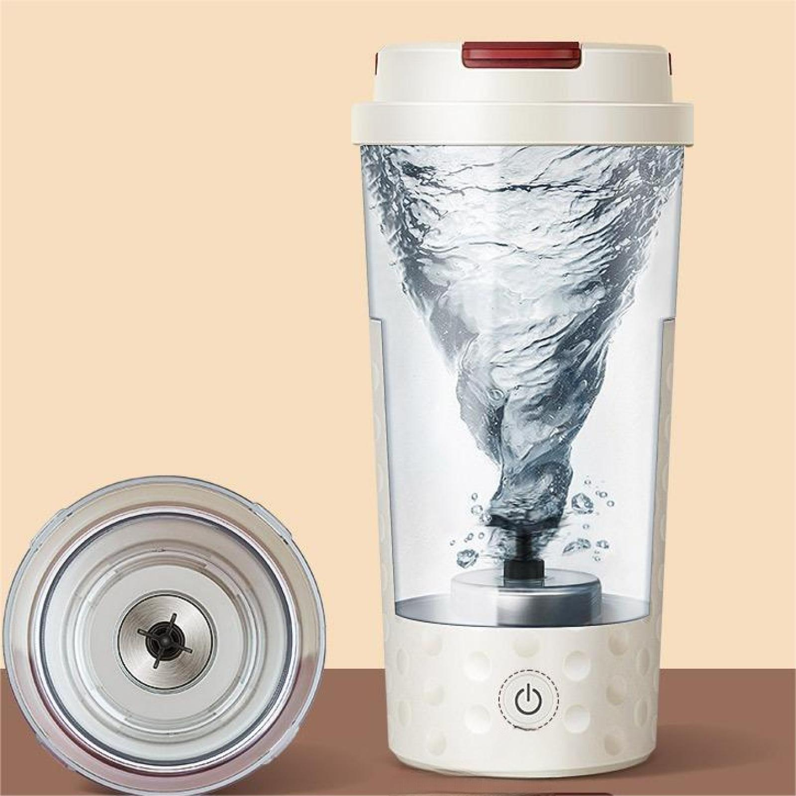 Ein weißer Mixer mit wirbelndem Wasser im Inneren. Der Deckel ist rot. Die Basis hat einen Ein-/Ausschalter.