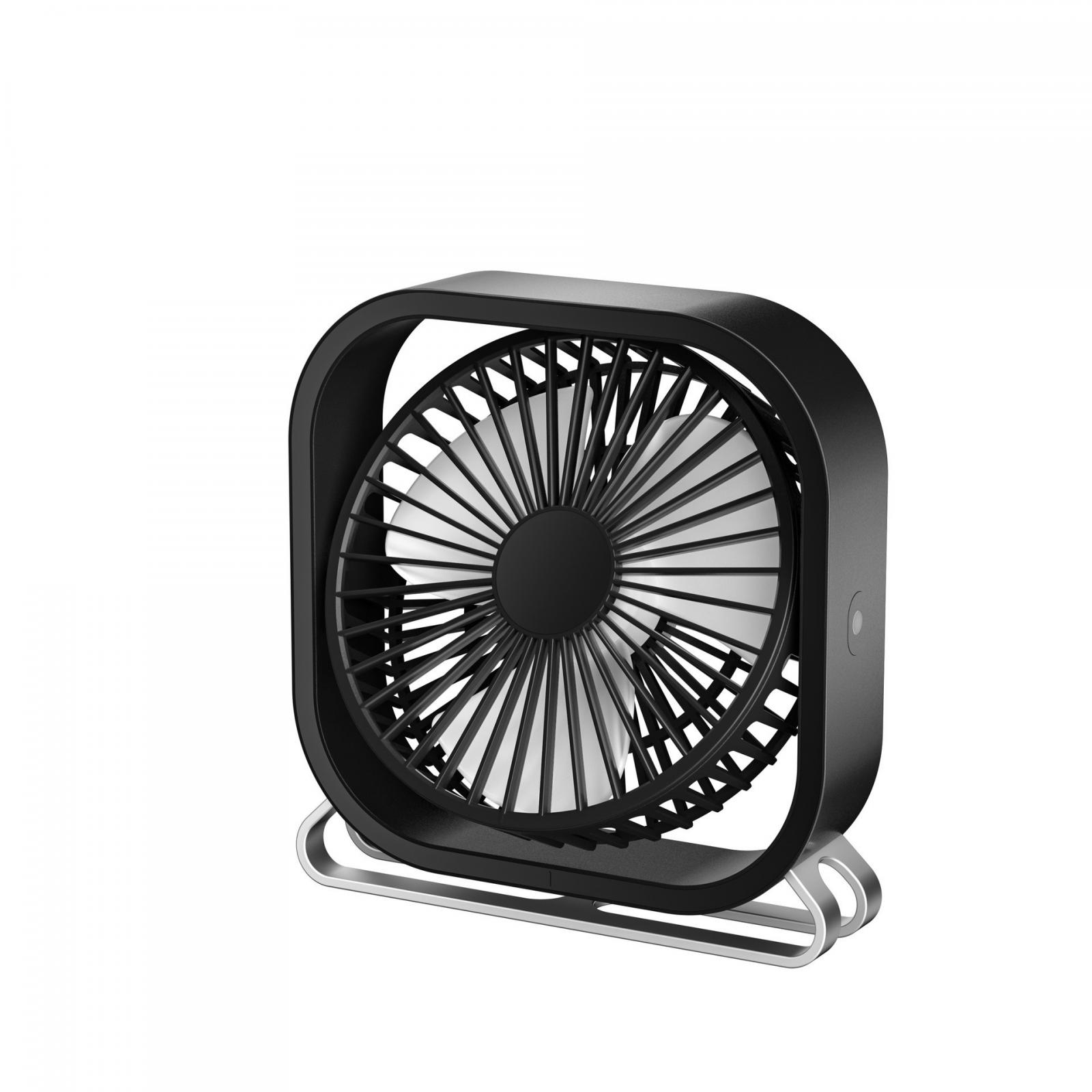 Ein schwarz-silberner Schreibtischventilator. Der Ventilator hat einen schwarzen Rahmen und Flügel sowie einen silbernen Sockel. Weißer Hintergrund.