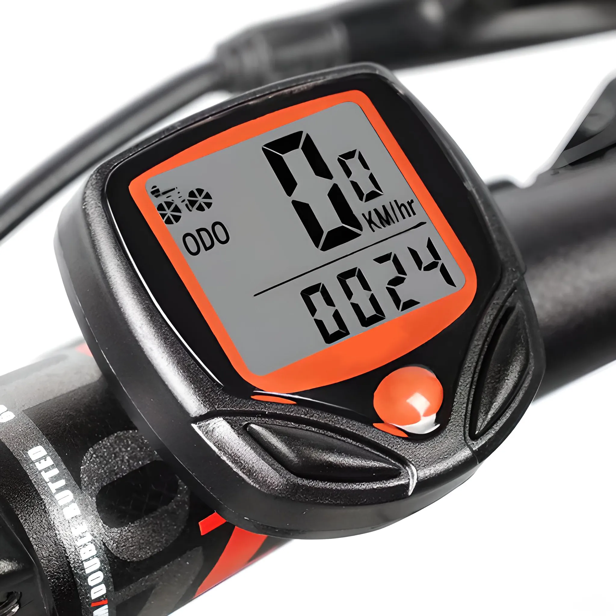 Nahaufnahme eines Fahrradtachos, der 0,0 km/h und 0024 anzeigt. Schwarzes Gerät mit orangefarbenem Rand, an einem Fahrradlenker montiert.
