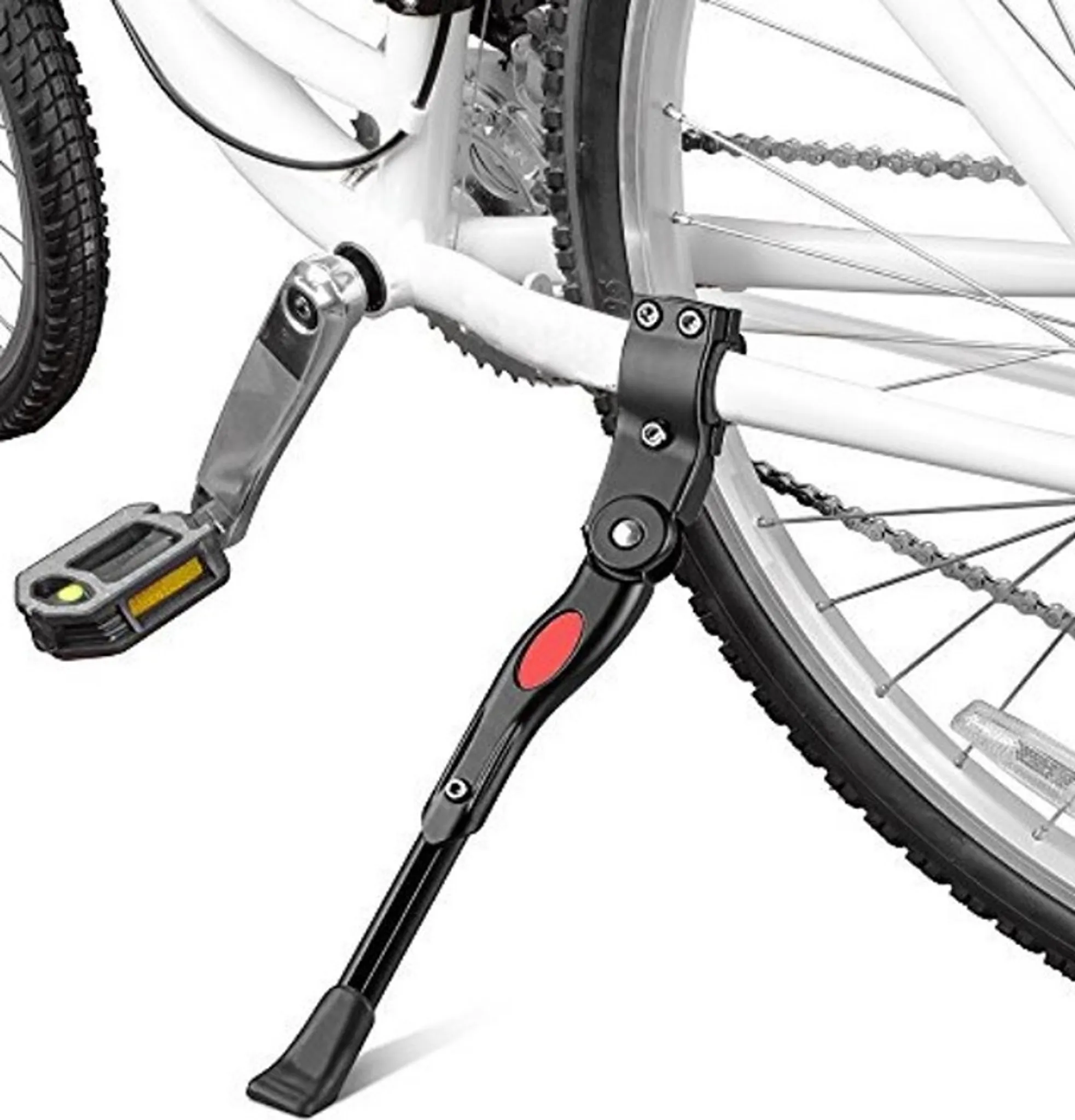Ein schwarzer Fahrradständer ist an einem weißen Fahrrad befestigt. Ein roter Akzent befindet sich auf dem Ständer. Der Reifen und die Pedale des Fahrrads sind sichtbar.