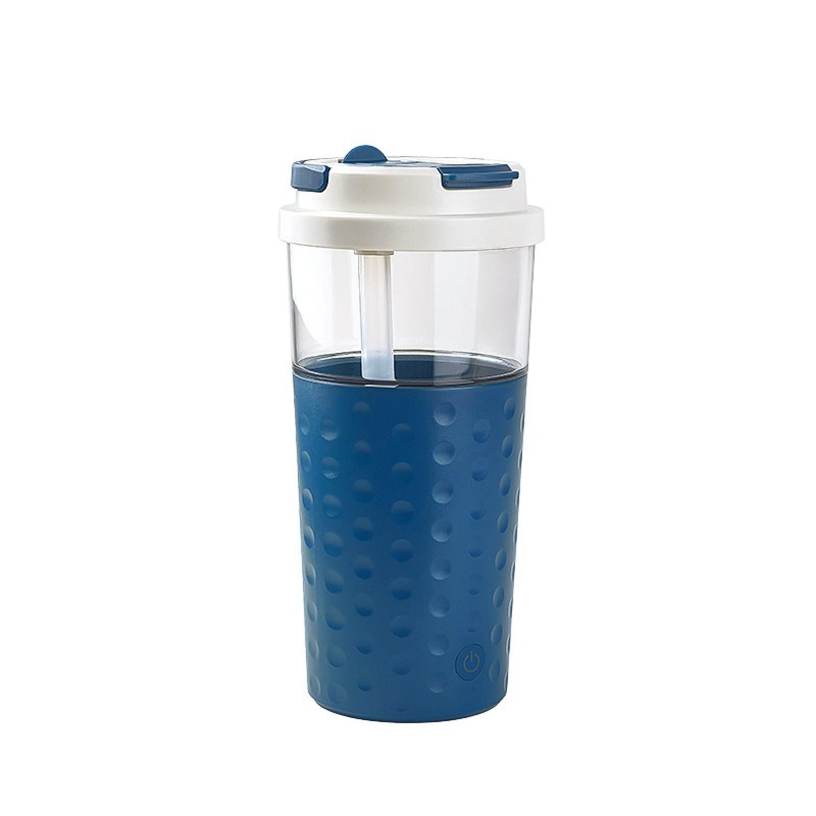 Ein blau-weißer Reisebecher mit Strohhalm. Der Boden ist strukturiert. Der Deckel hat einen kleinen Knopf.