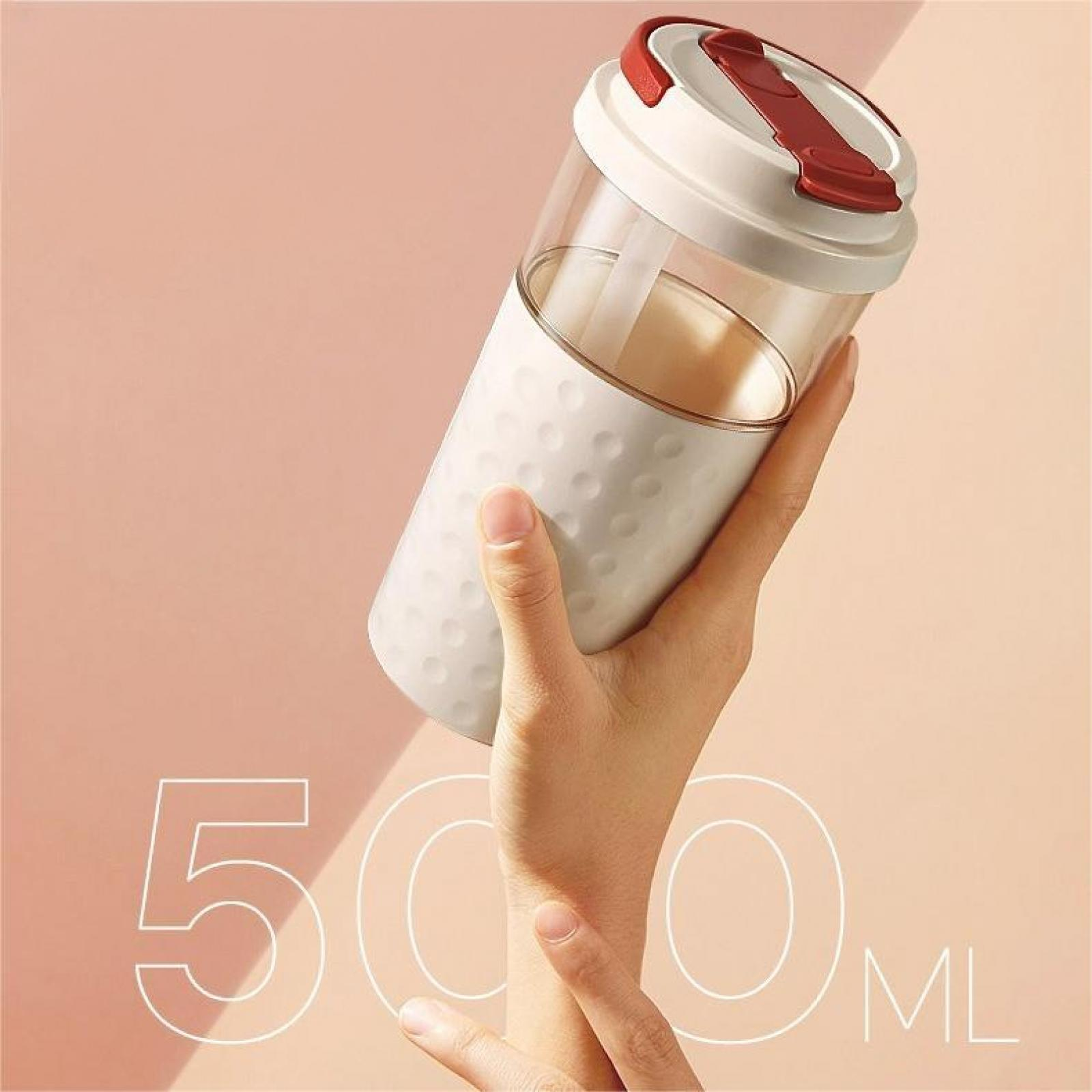 Eine Hand hält einen weißen und durchsichtigen Becher mit rotem Deckel. Der Hintergrund ist pfirsichfarben, mit dem Text 500 ML in Weiß.
