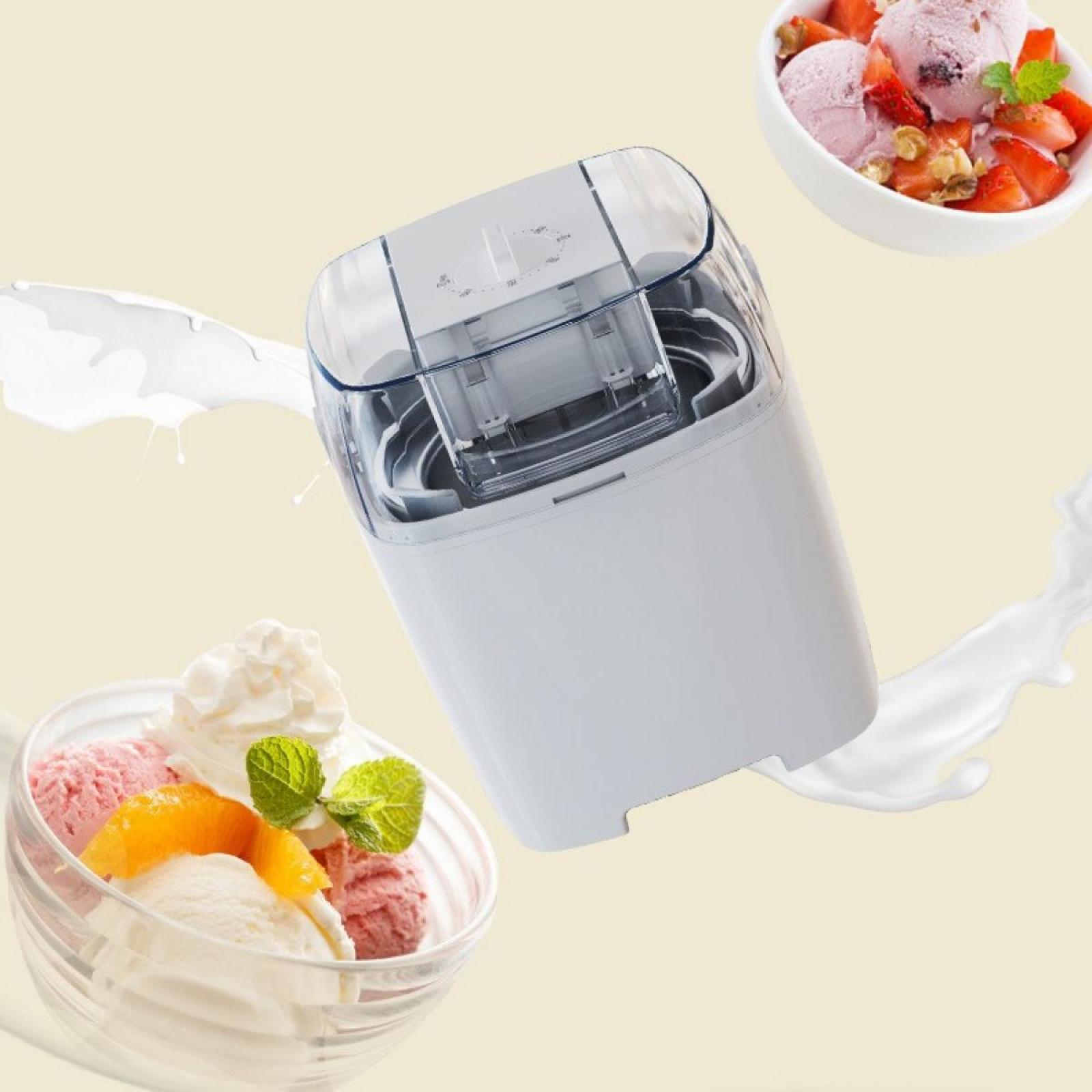 Weißer Eisbereiter mit Eisbechern, Schlagsahne, Pfirsichen und Minze. Milchspritzer auf beigem Hintergrund.