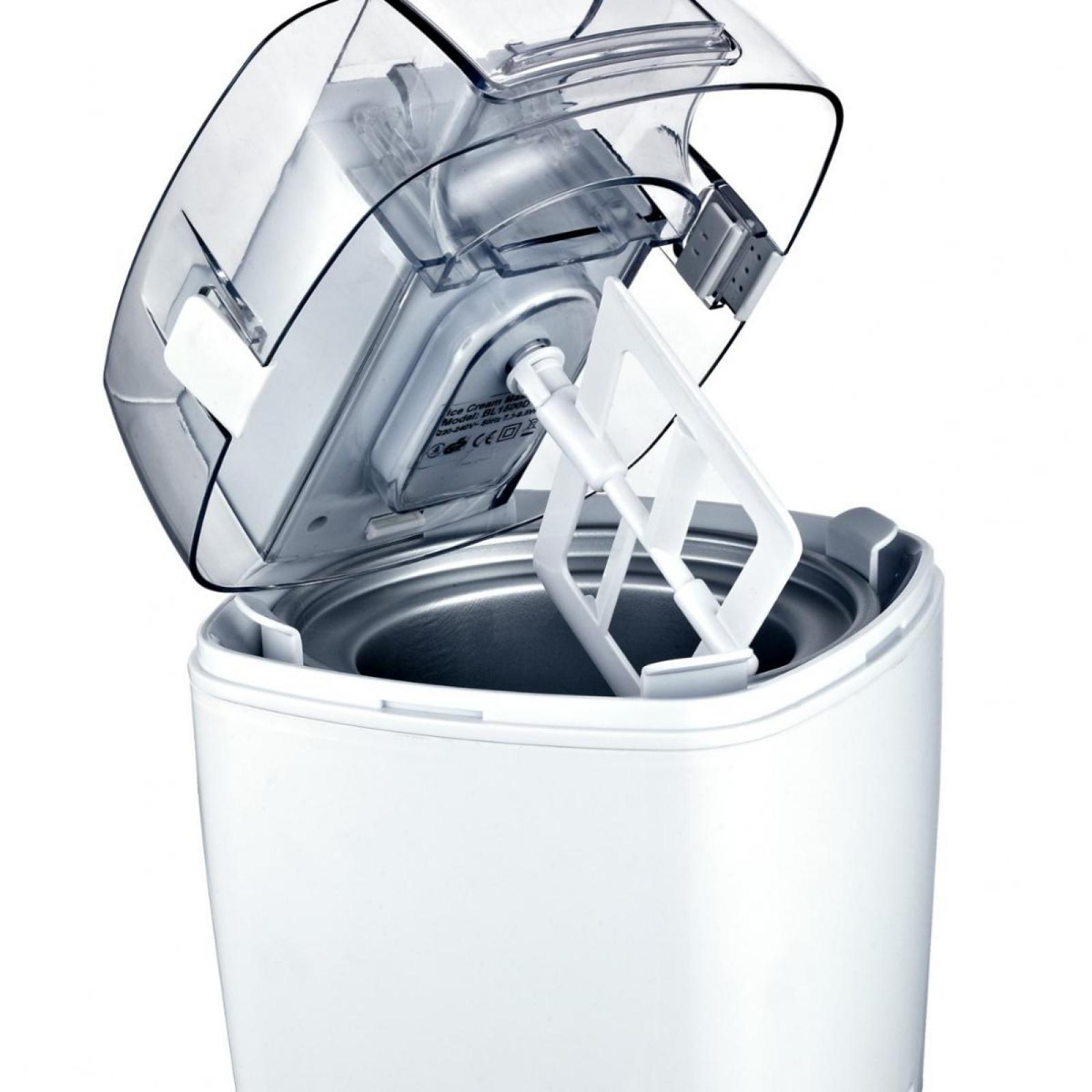 Eine offene, weiße Eismaschine mit transparentem Deckel und Rührwerk. Das Innere ist metallisch.