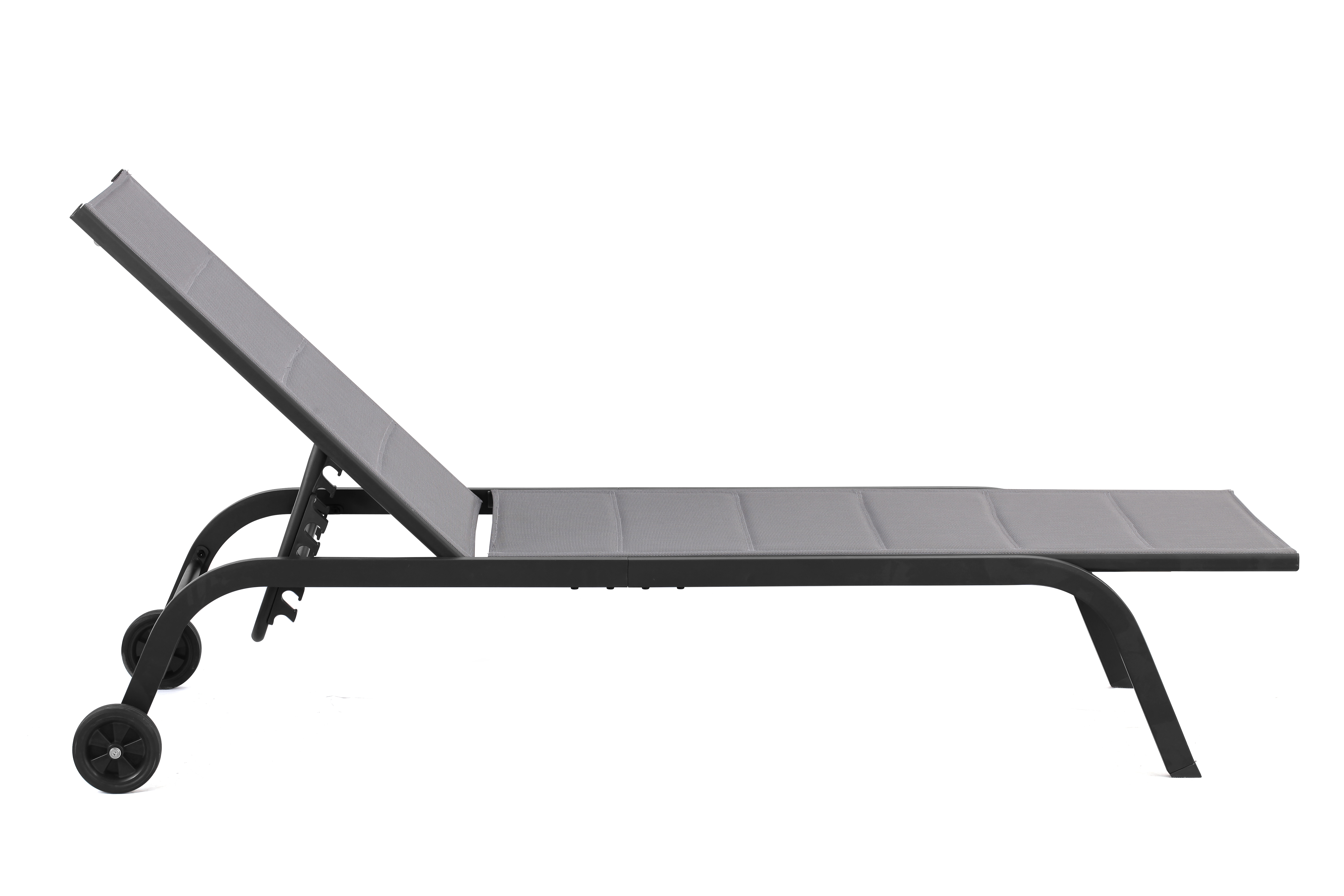 Una chaise longue reclinabile grigia e nera su sfondo bianco. Ha le ruote ed è in posizione reclinata.