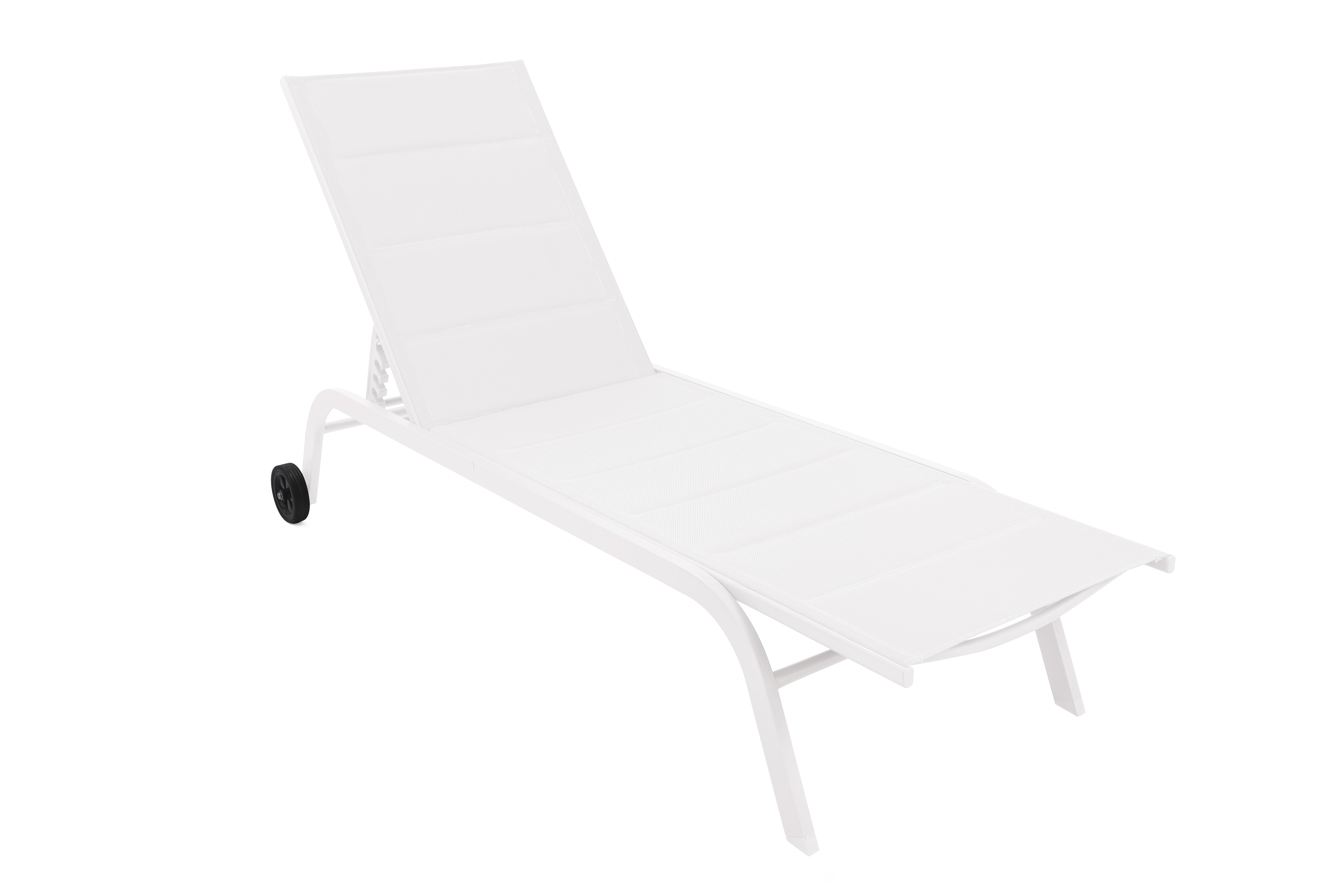 Una chaise longue bianca è isolata su sfondo bianco. Ha un telaio bianco, tessuto e una singola ruota nera.