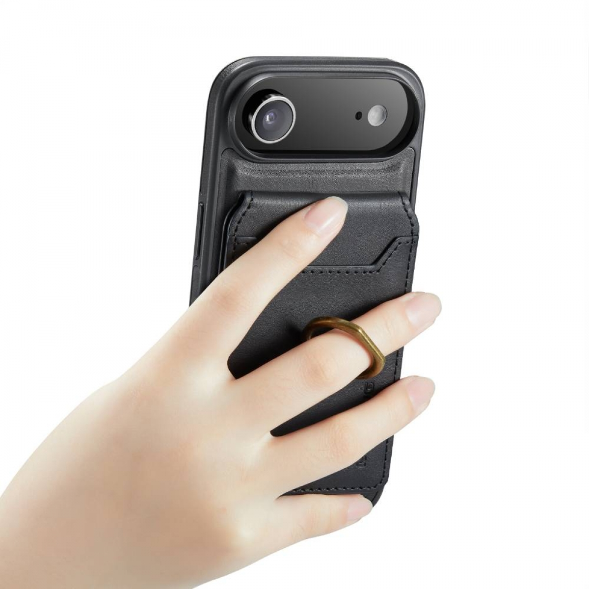 Eine Hand hält eine schwarze Handyhülle mit Ringhalter und Kartenfach. Das Telefon hat eine Kamera. Der Ring ist golden.