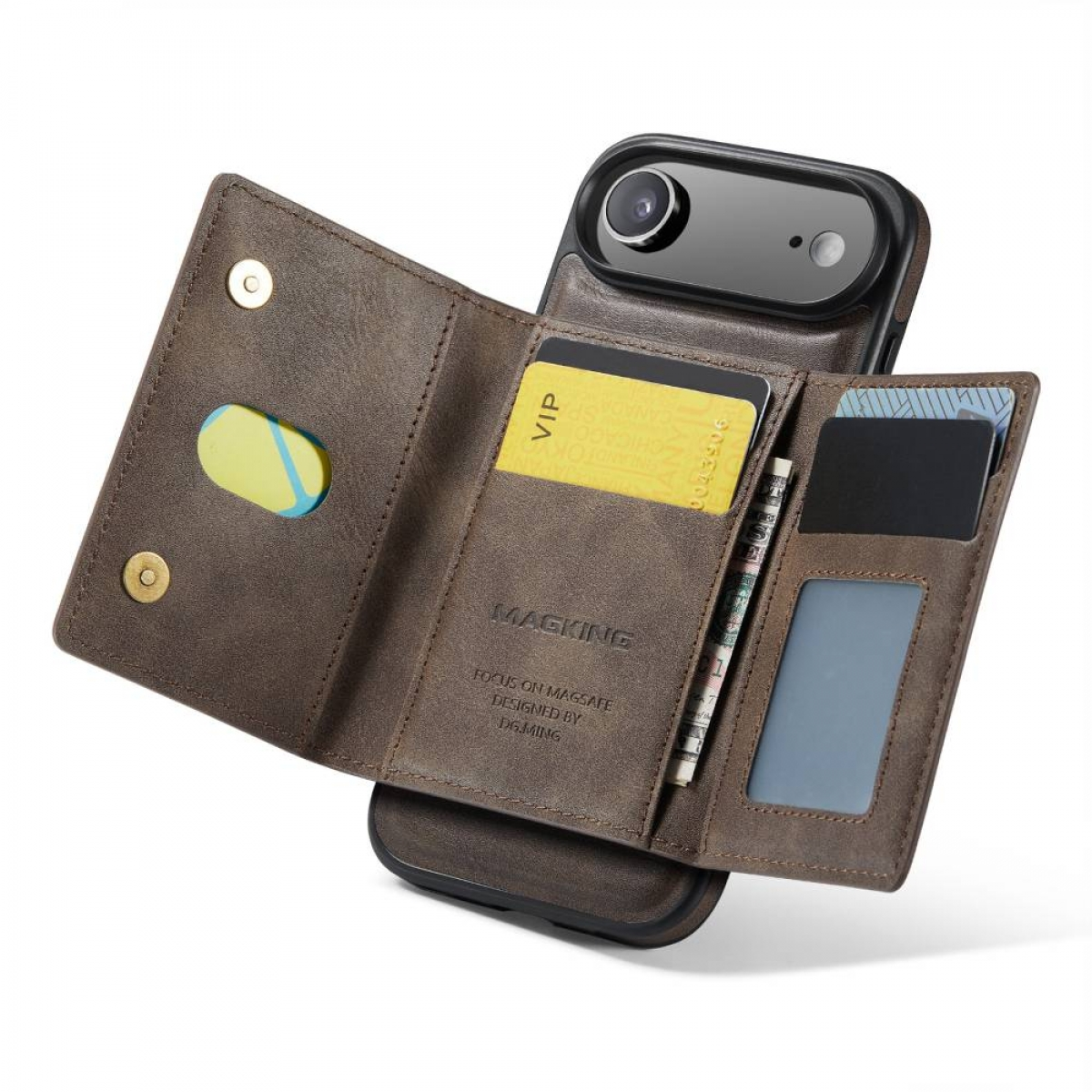 Eine braune Leder-Handyhülle mit offenen Kartenfächern, die ein Telefon hält. Karten und ein kleiner Radiergummi sind sichtbar.