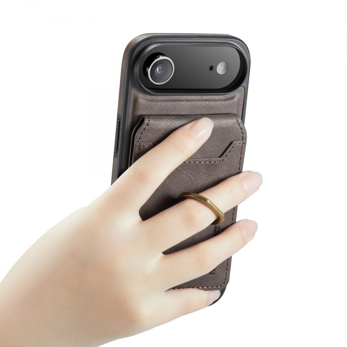 Eine Hand hält ein Telefon mit einer braunen Lederhülle. Die Hülle hat einen Kartenhalter und einen Ring. Der Hintergrund ist weiß.
