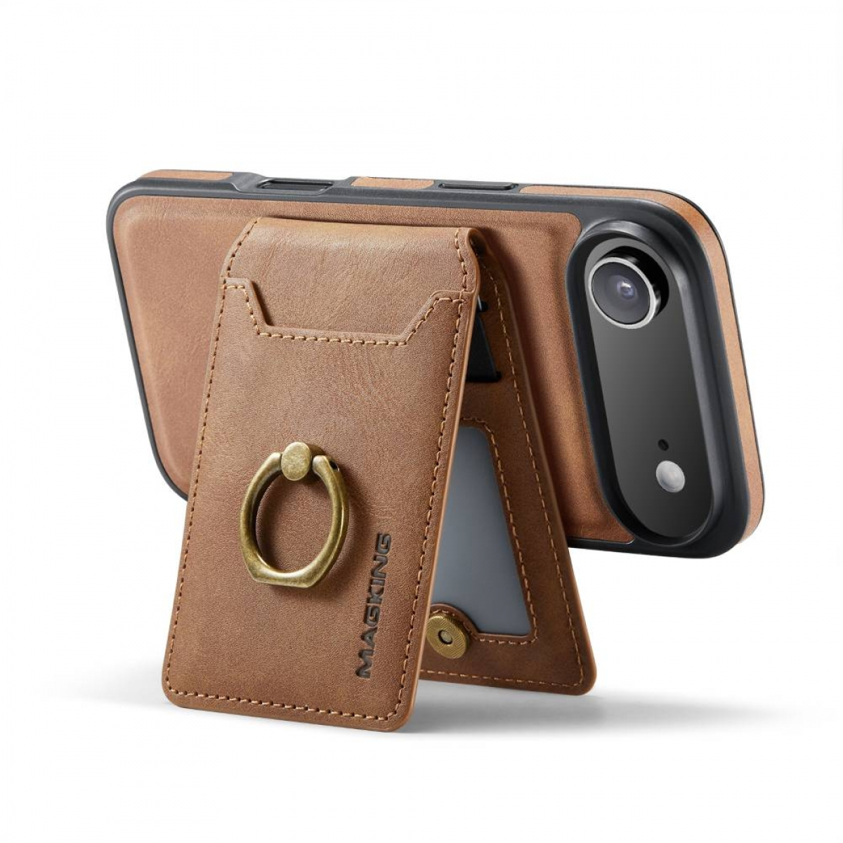 Eine braune Leder-Handyhülle mit Ringständer. Die Hülle ist an einem Telefon befestigt, der Ständer ist geöffnet und zeigt die Kamera des Telefons.