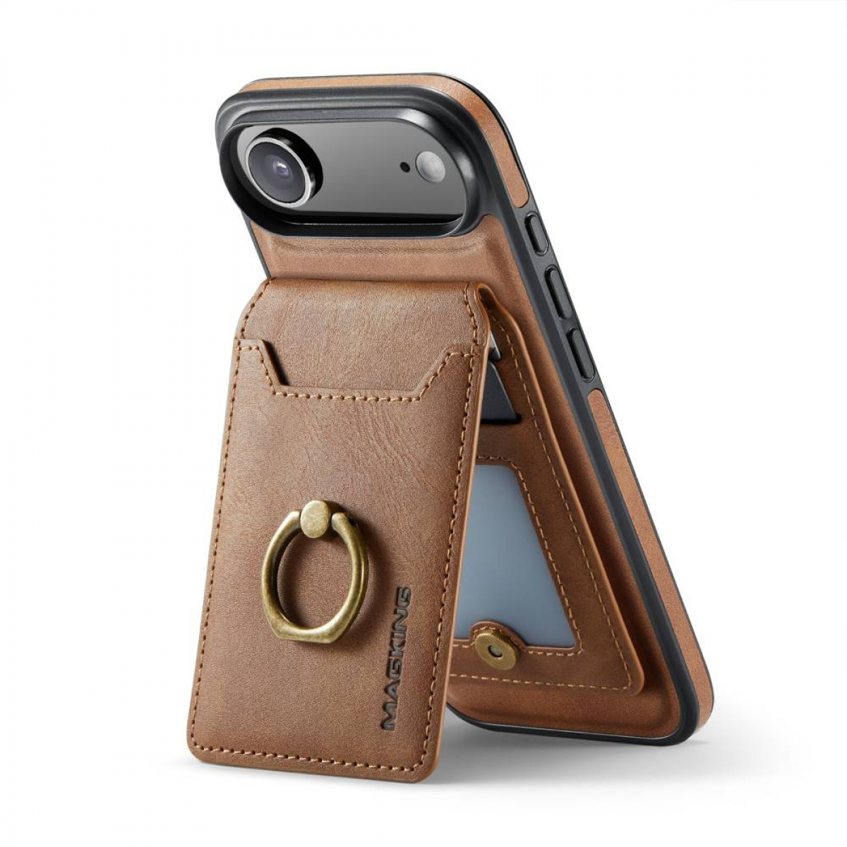 Eine braune Leder-Handyhülle mit Ringhalter und Kartenfächern steht aufrecht. Das Telefon ist schwarz. Der Hintergrund ist weiß.