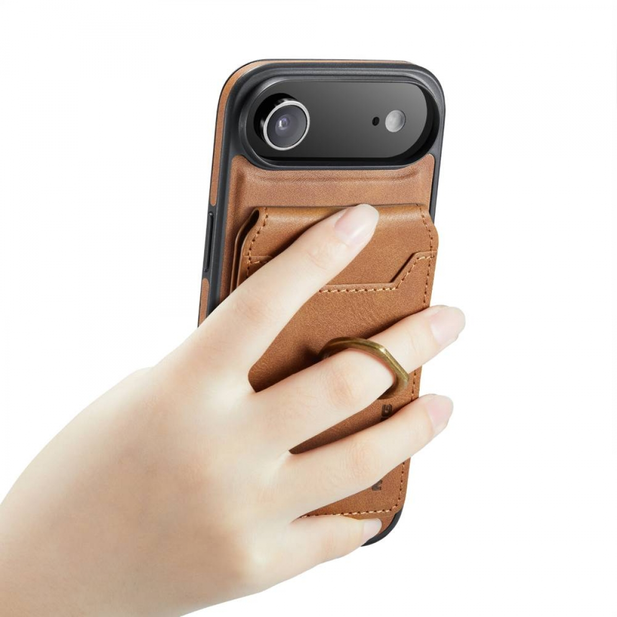 Eine Hand hält ein Telefon mit einer braunen Lederhülle. Die Hülle hat einen Ringhalter und ein Kartenfach. Der Hintergrund ist weiß.
