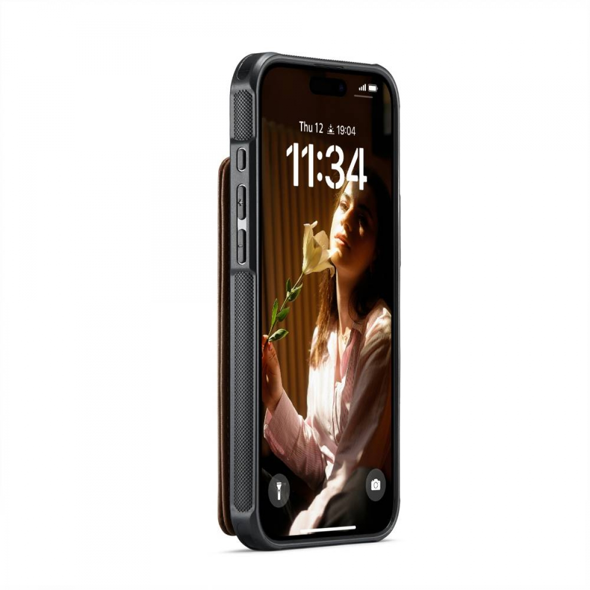 Ein Smartphone zeigt eine Frau, die eine Blume hält. Das Telefon befindet sich in einer Hülle. Die Zeit ist 11:34. Der Hintergrund ist verschwommen.