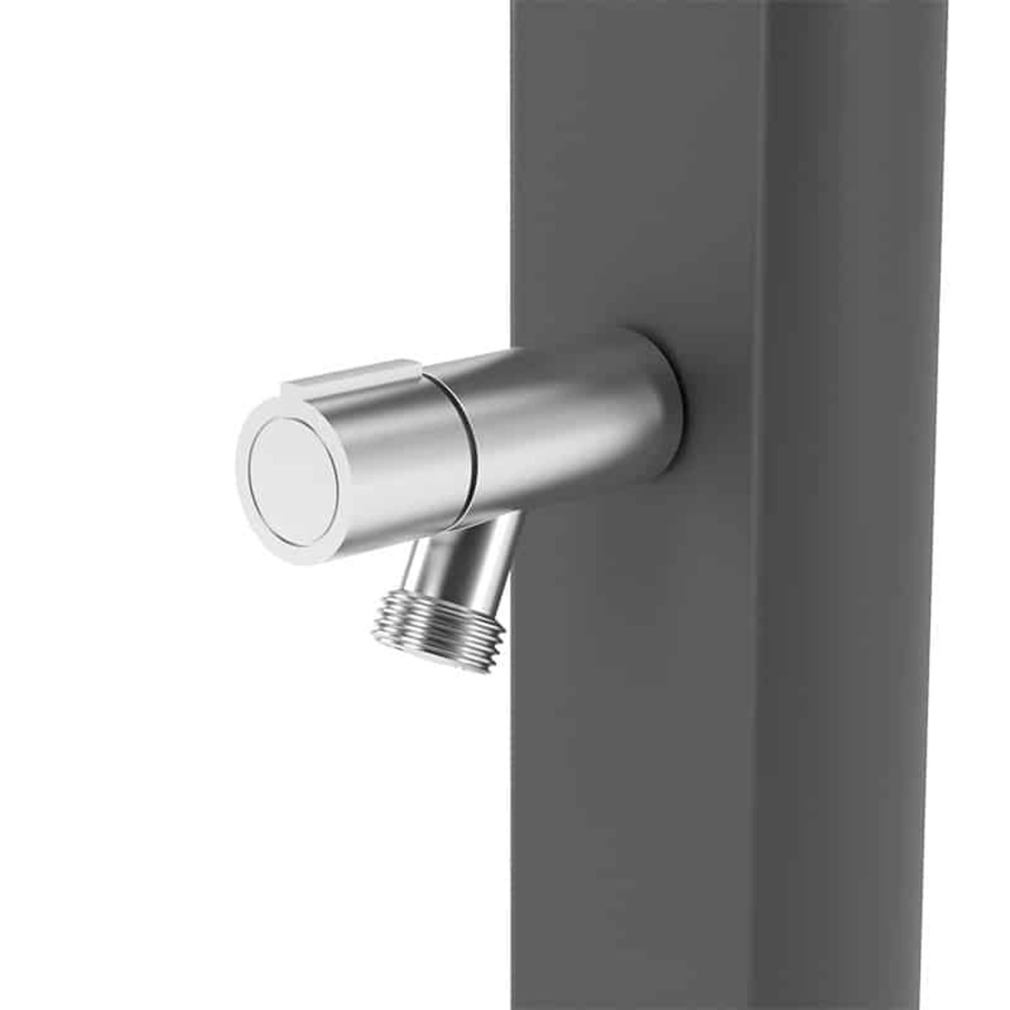 Un grifo plateado está montado en una columna gris oscuro. El grifo tiene un cuerpo cilíndrico y una pequeña boquilla.