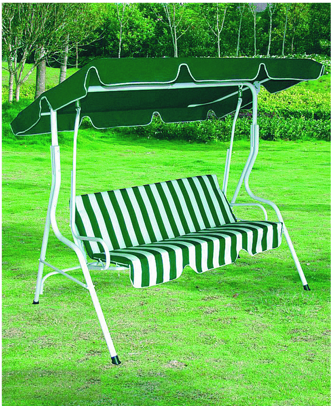 Un'altalena in metallo bianco con cuscini a righe verdi e bianche e un baldacchino verde si trova su un prato verde.